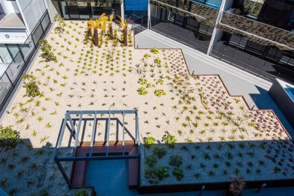 Luxe 2BR Executive Apartment Kingston Pool Parking WiFi BBQ Wine
