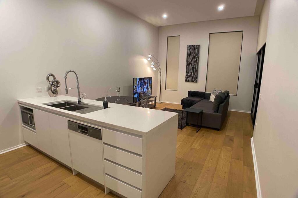 Luxe 2BR Executive Apartment Kingston Pool Parking WiFi BBQ Wine