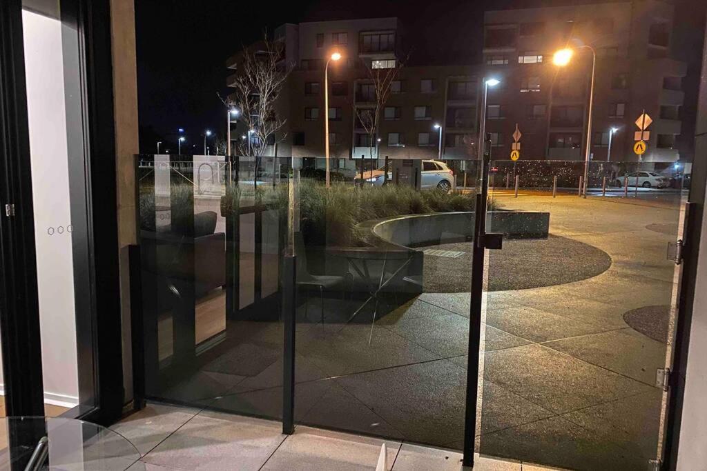 Luxe 2BR Executive Apartment Kingston Pool Parking WiFi BBQ Wine