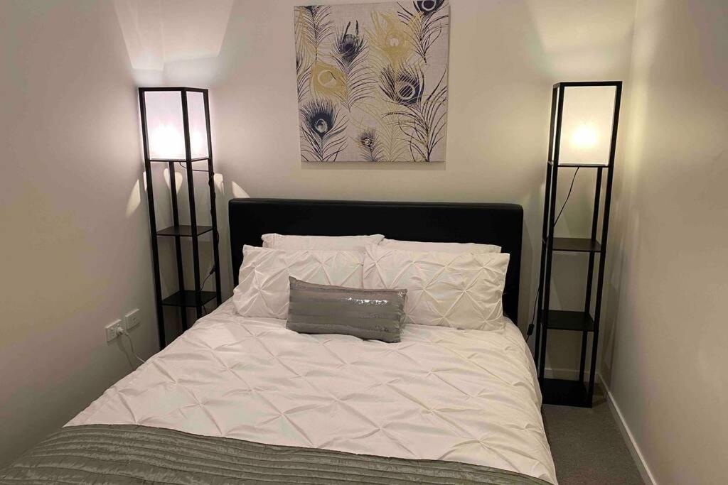 Luxe 2BR Executive Apartment Kingston Pool Parking WiFi BBQ Wine - Image 3
