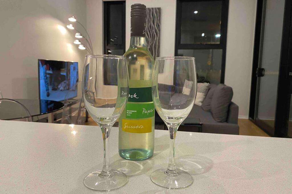 Luxe 2BR Executive Apartment Kingston Pool Parking WiFi BBQ Wine