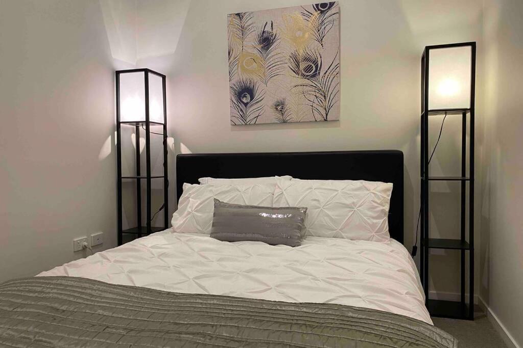 Luxe 2BR Executive Apartment Kingston Pool Parking WiFi BBQ Wine