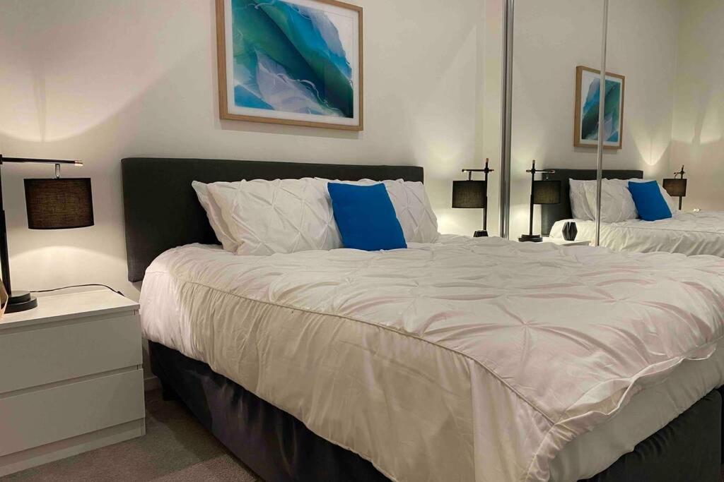 Luxe 2BR Executive Apartment Kingston Pool Parking WiFi BBQ Wine