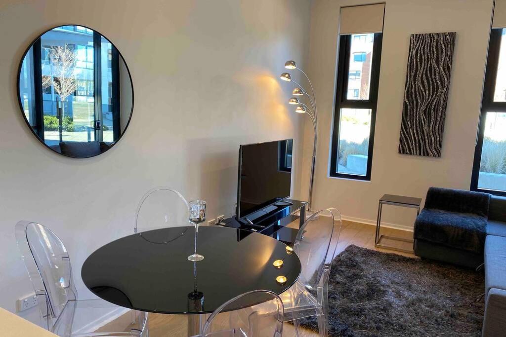 Luxe 2BR Executive Apartment Kingston Pool Parking WiFi BBQ Wine