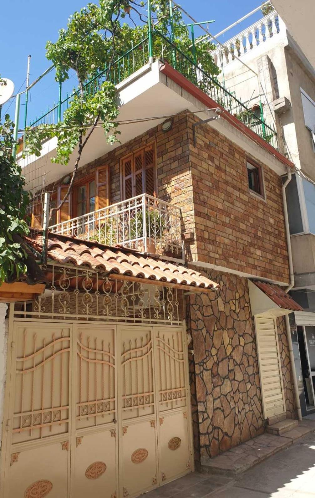 Jordhani's House