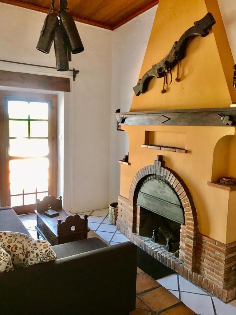 A 30 min del Puy de Fou y Toledo con piscina, bbcoa, AC, free Wifi, jardín, terraza con magníficas vistas view 4
