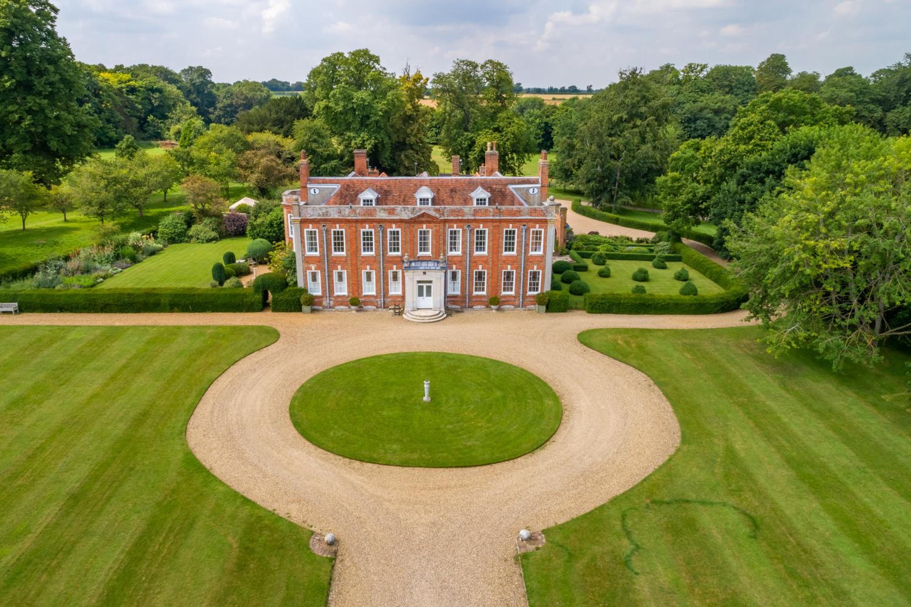 Stylish luxury cottage in historic country estate - Belchamp Hall Coach House view 5
