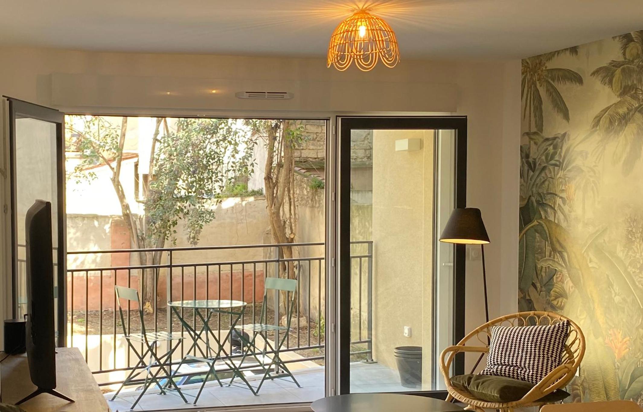 NOUVEAU - Jungle Montpeul - Clim - Wifi fibre - Netflix - 5' du centre et gare - Parking - Loggia - 15' des plages view 2