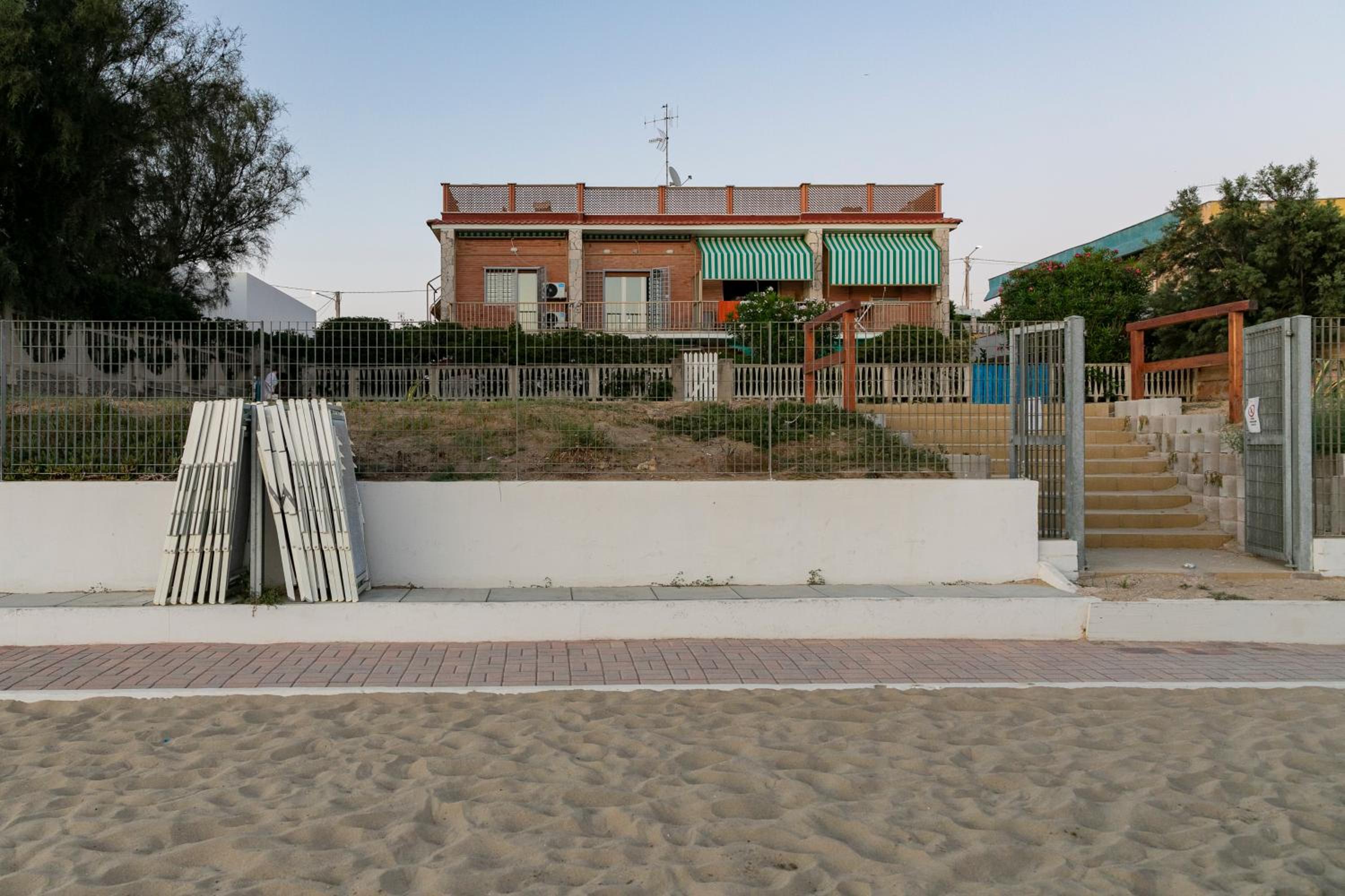 Nuovo Appartamento sulla spiaggia con larga terrazza di 70 mq e posto auto privato view 4