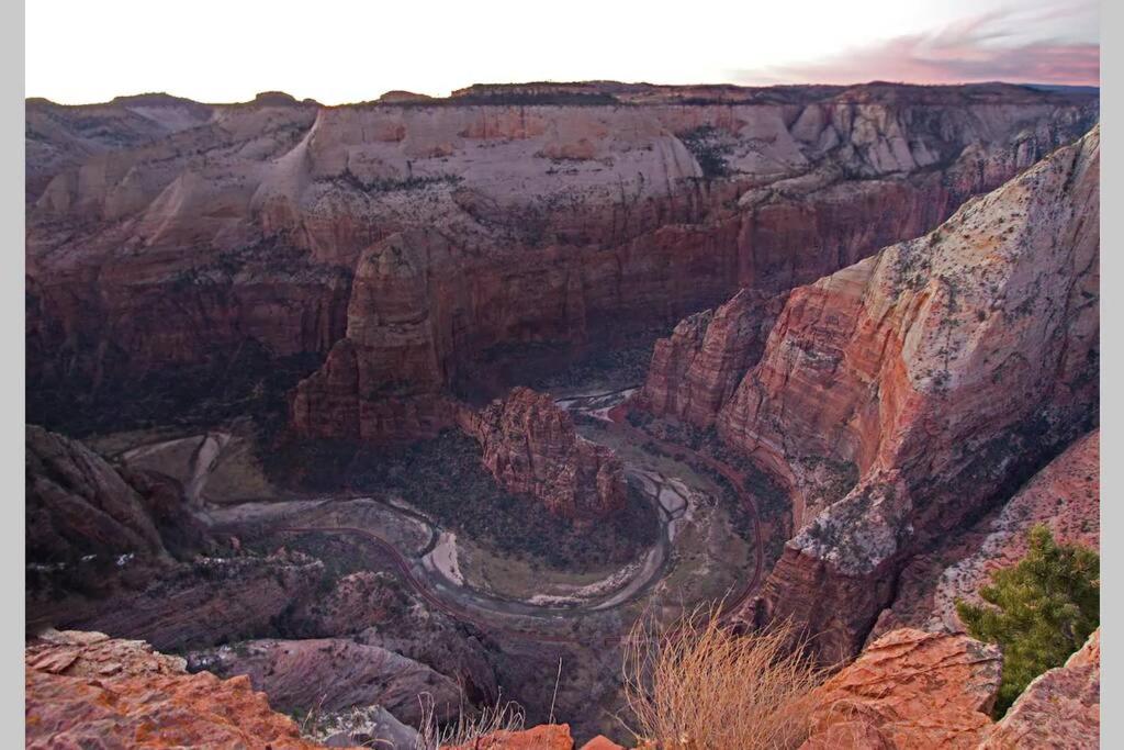 Live Simply Cabin, Walking distance to East Zion trails view 3
