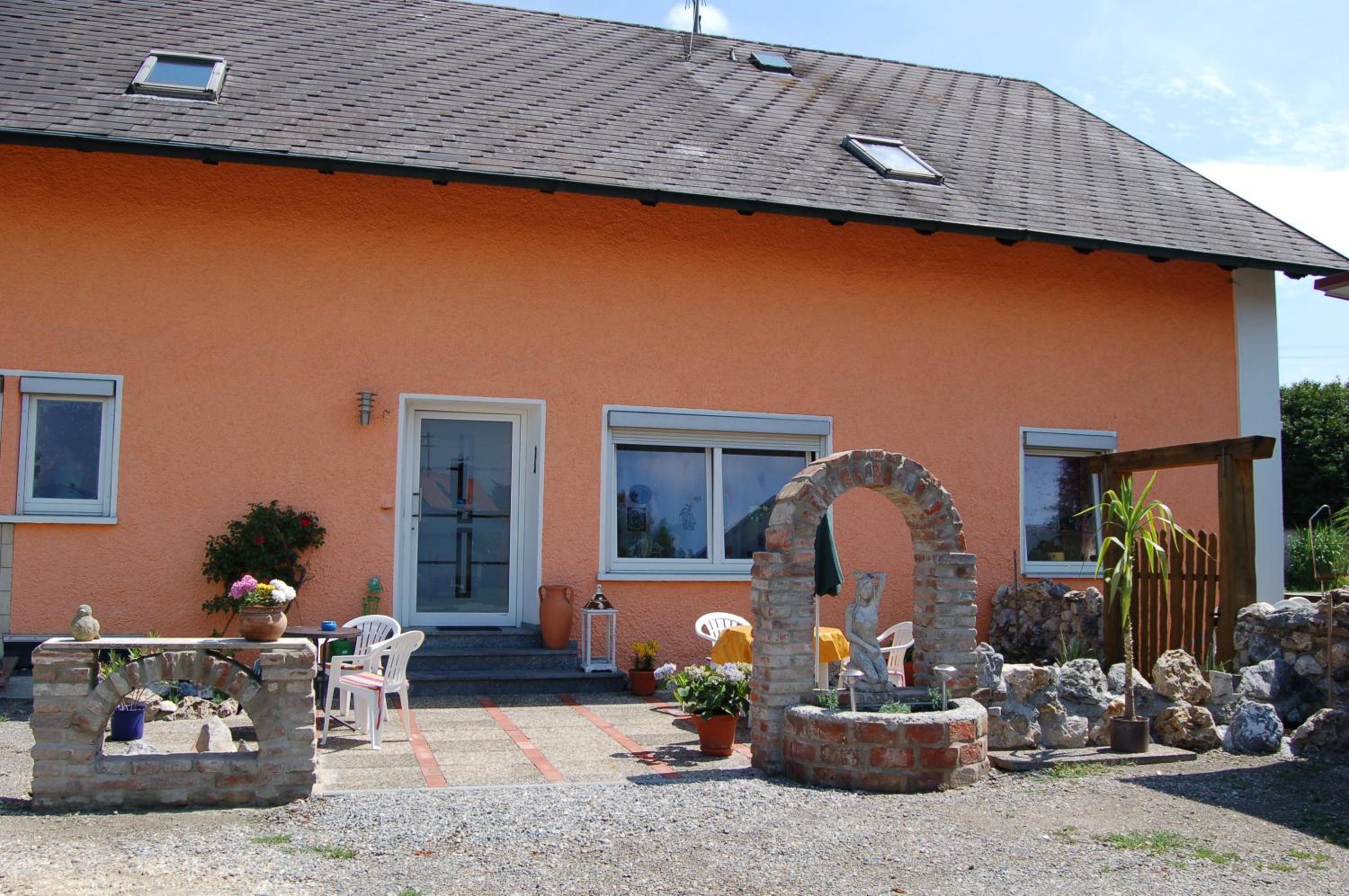 "Nesthocker" Café-Snackbar-Pension-Bauwagencamp view 5
