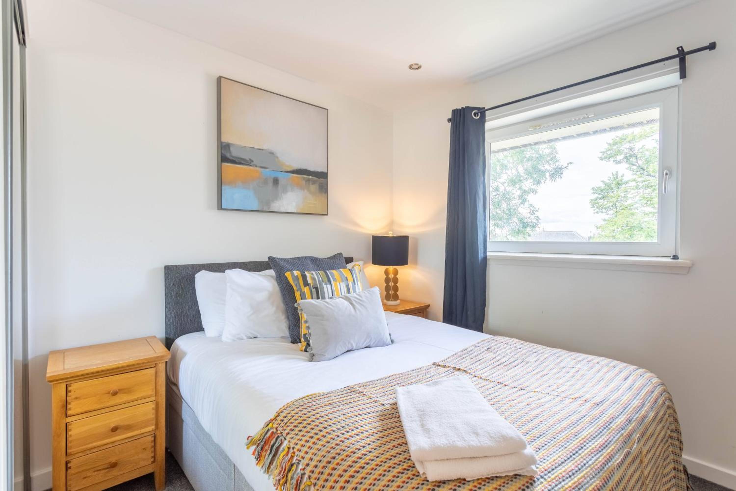 Modern 2 bed BroomPark/Central apt. with Parking view 5