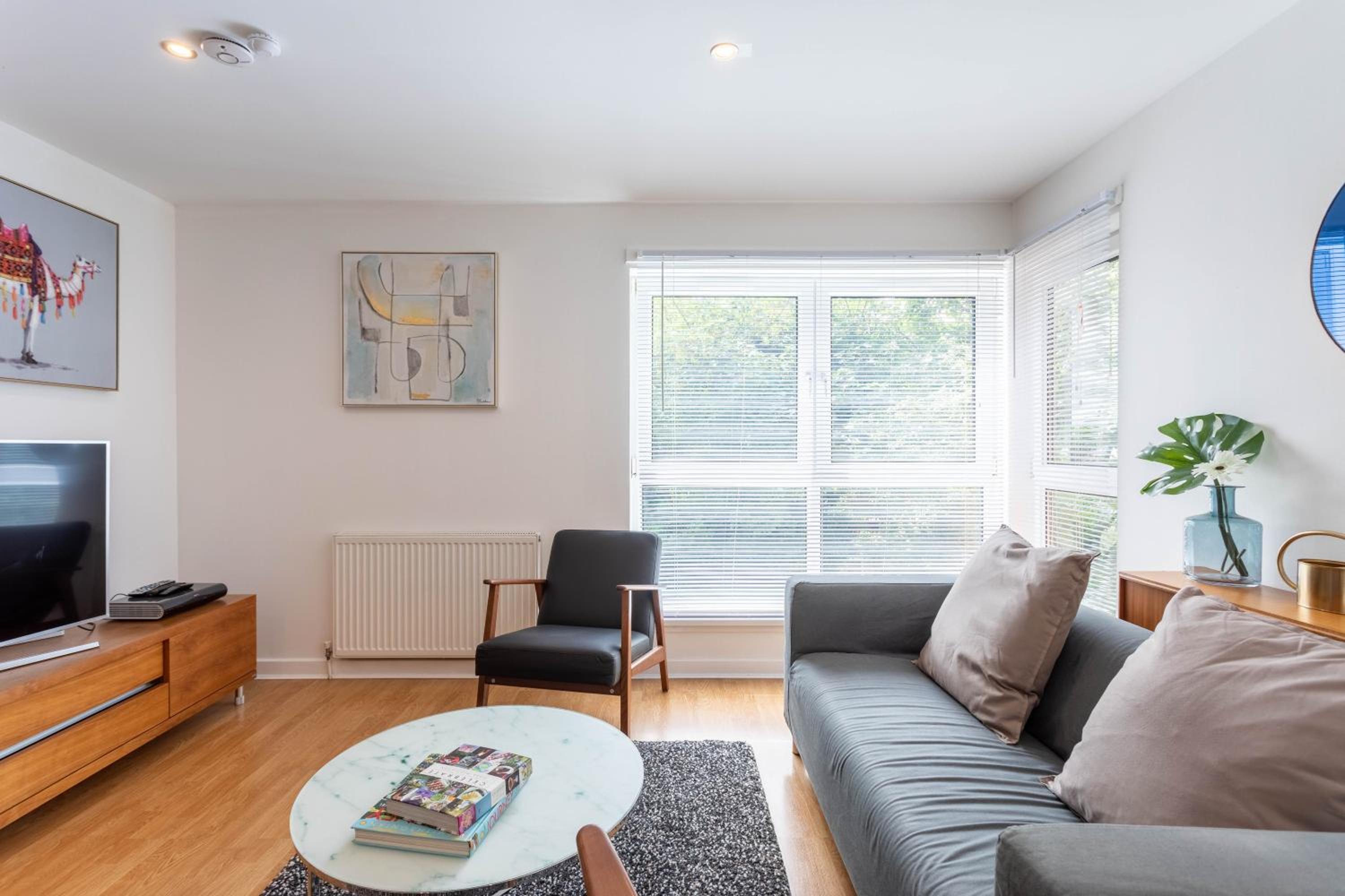 Modern 2 bed BroomPark/Central apt. with Parking view 4