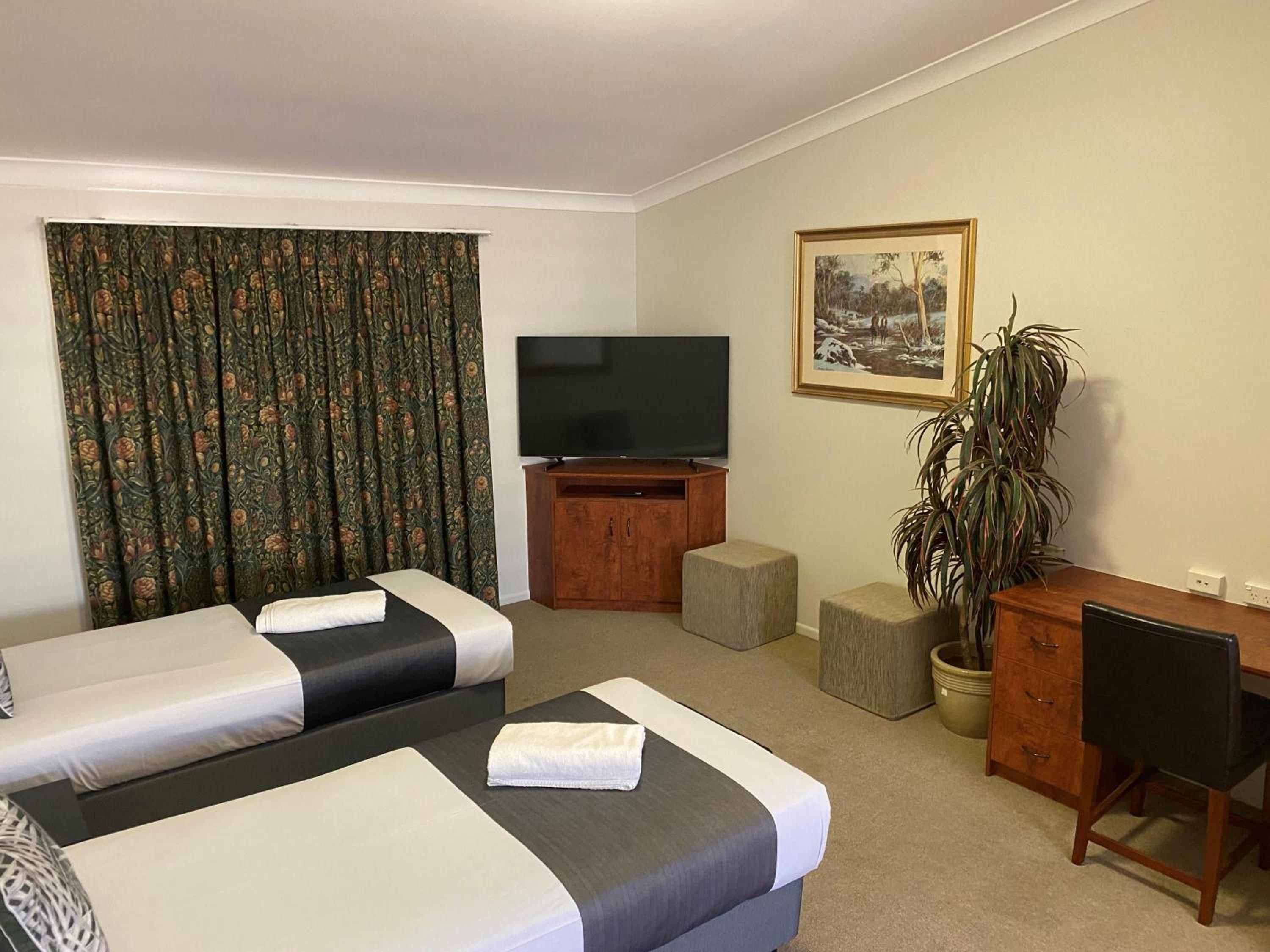 Emerald Explorers Inn