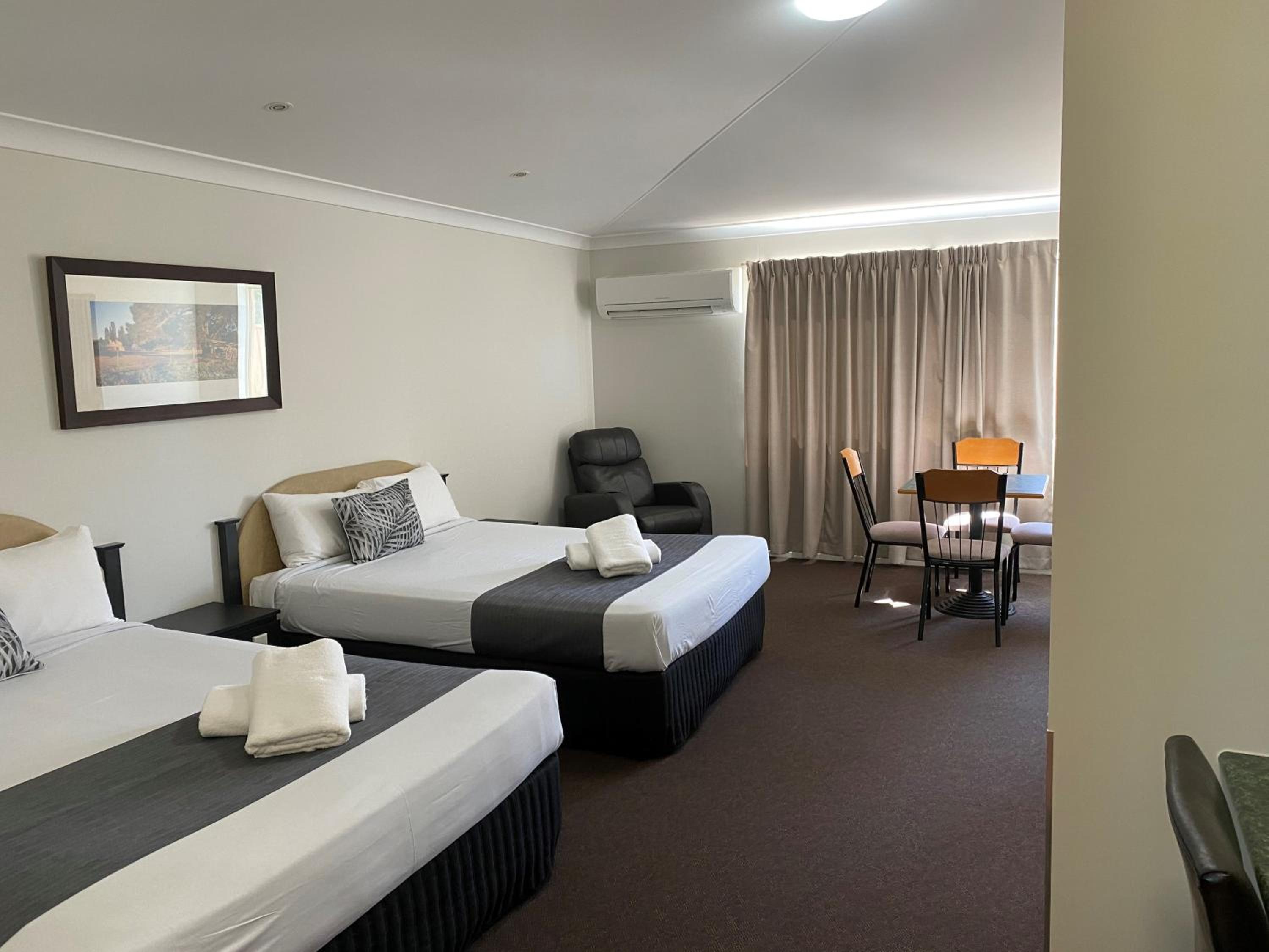 Emerald Explorers Inn