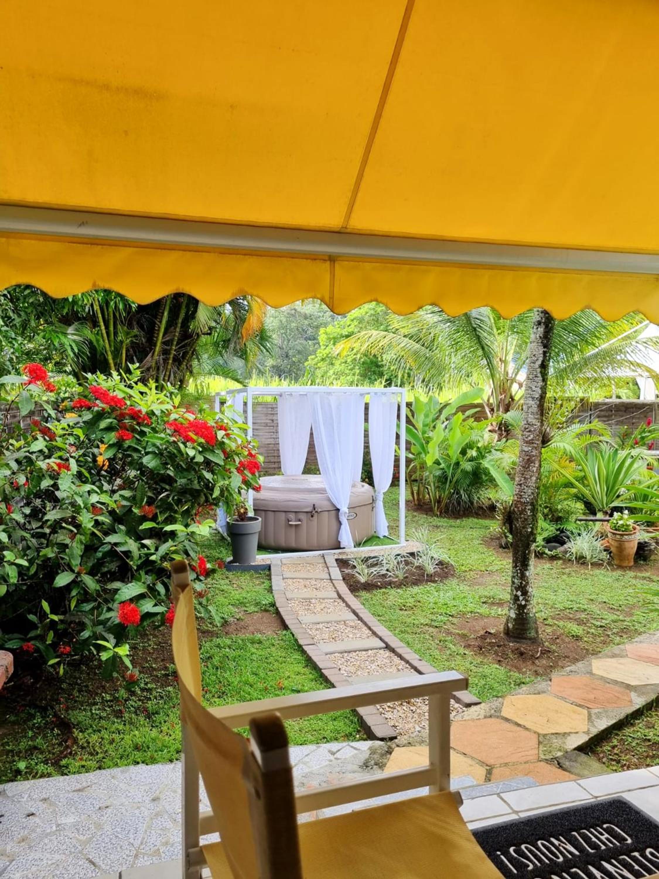Bungalow cosy à Sainte-Rose, piscine et vue sur jardin. view 3