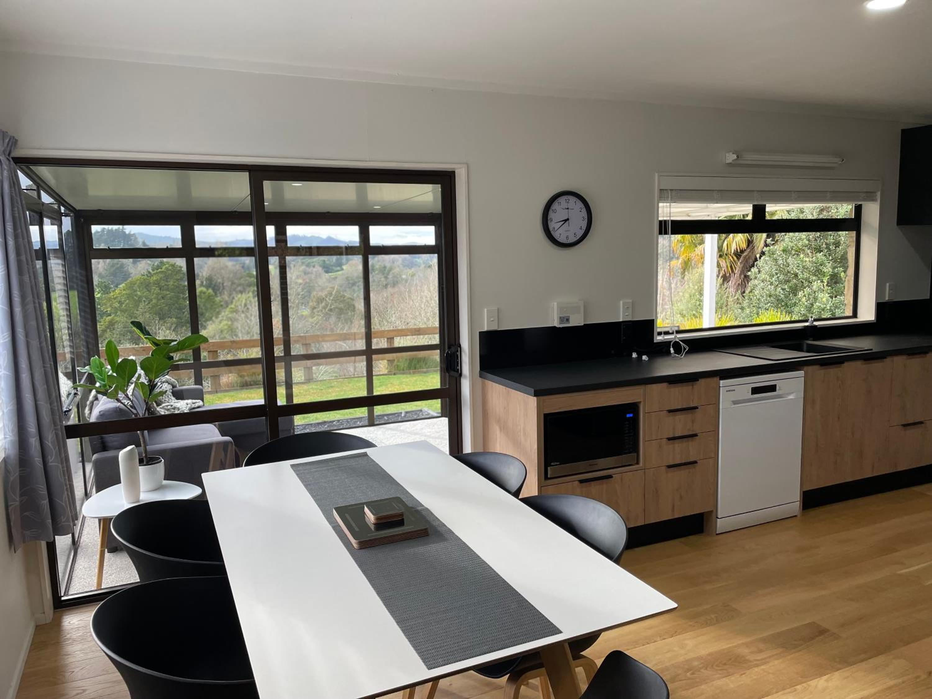 Modern apartment- rural outlook, central Cambridge view 4