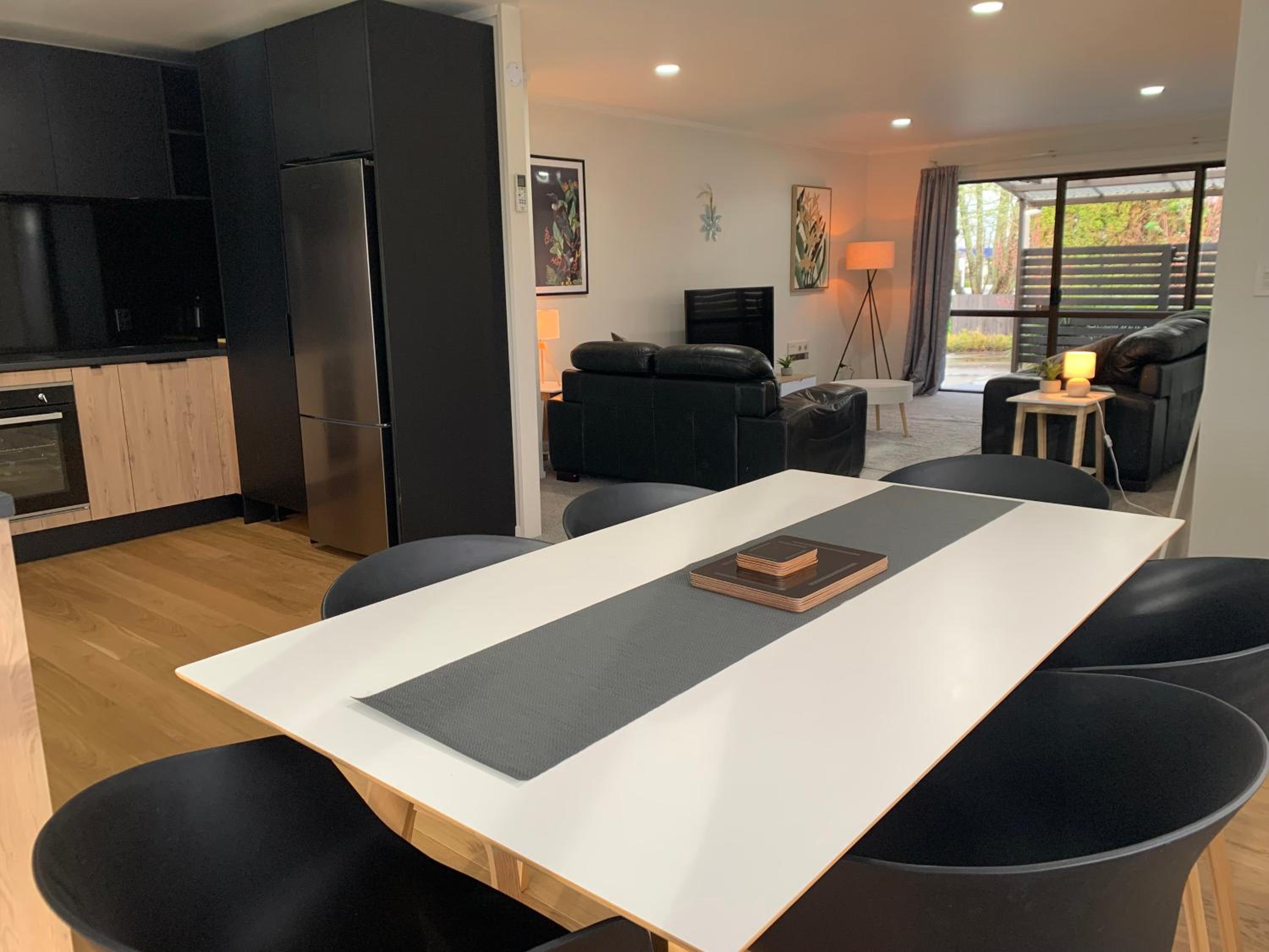 Modern apartment- rural outlook, central Cambridge view 5