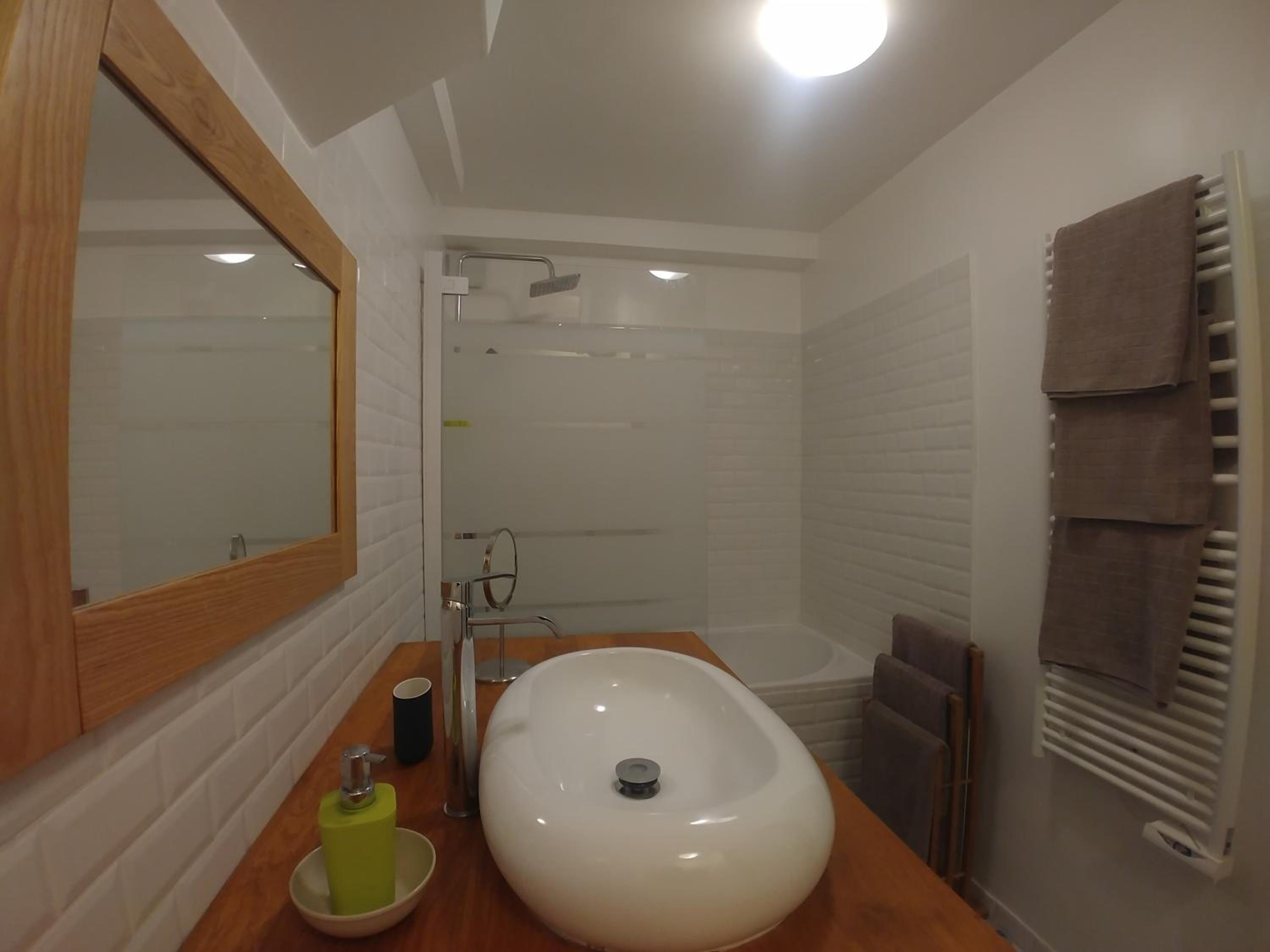 Central & nice ! 3 bedrooms, 2 bathrooms
