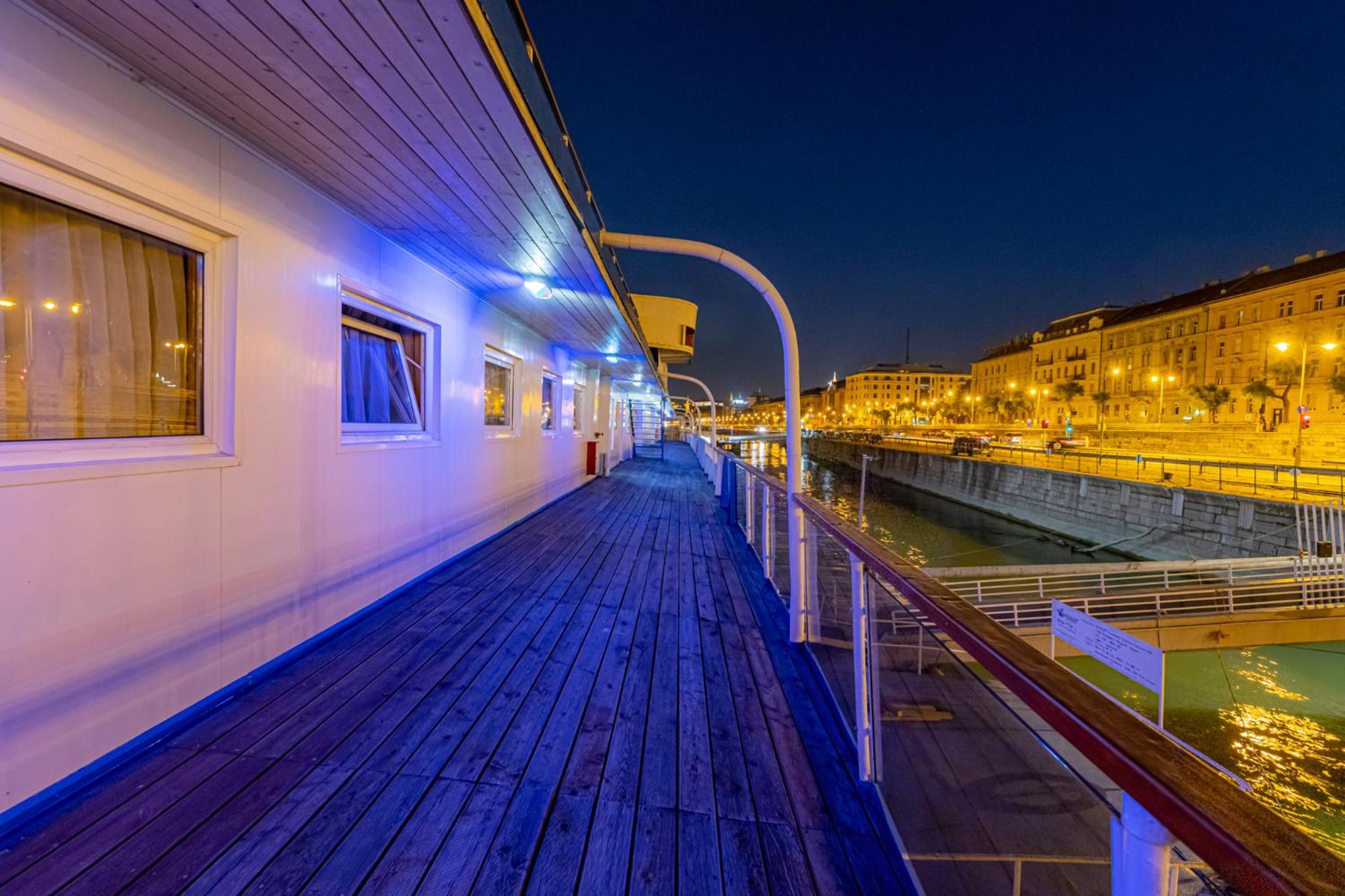 Grand Jules Boat Hotel Budapest 10
