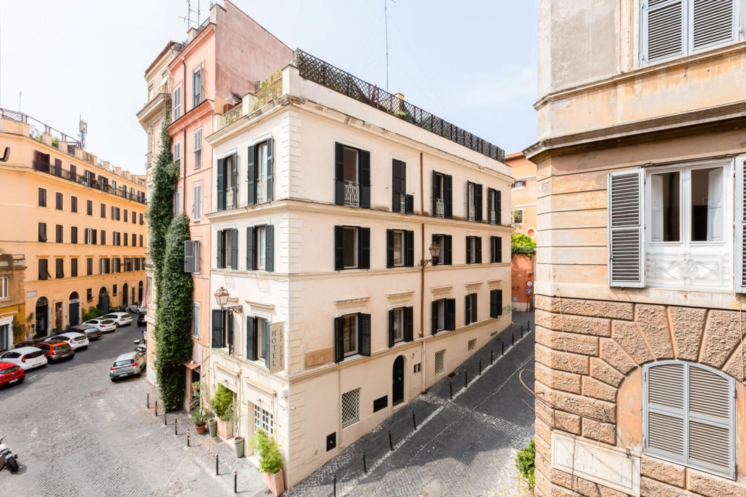 LIVING COLOSSEUM