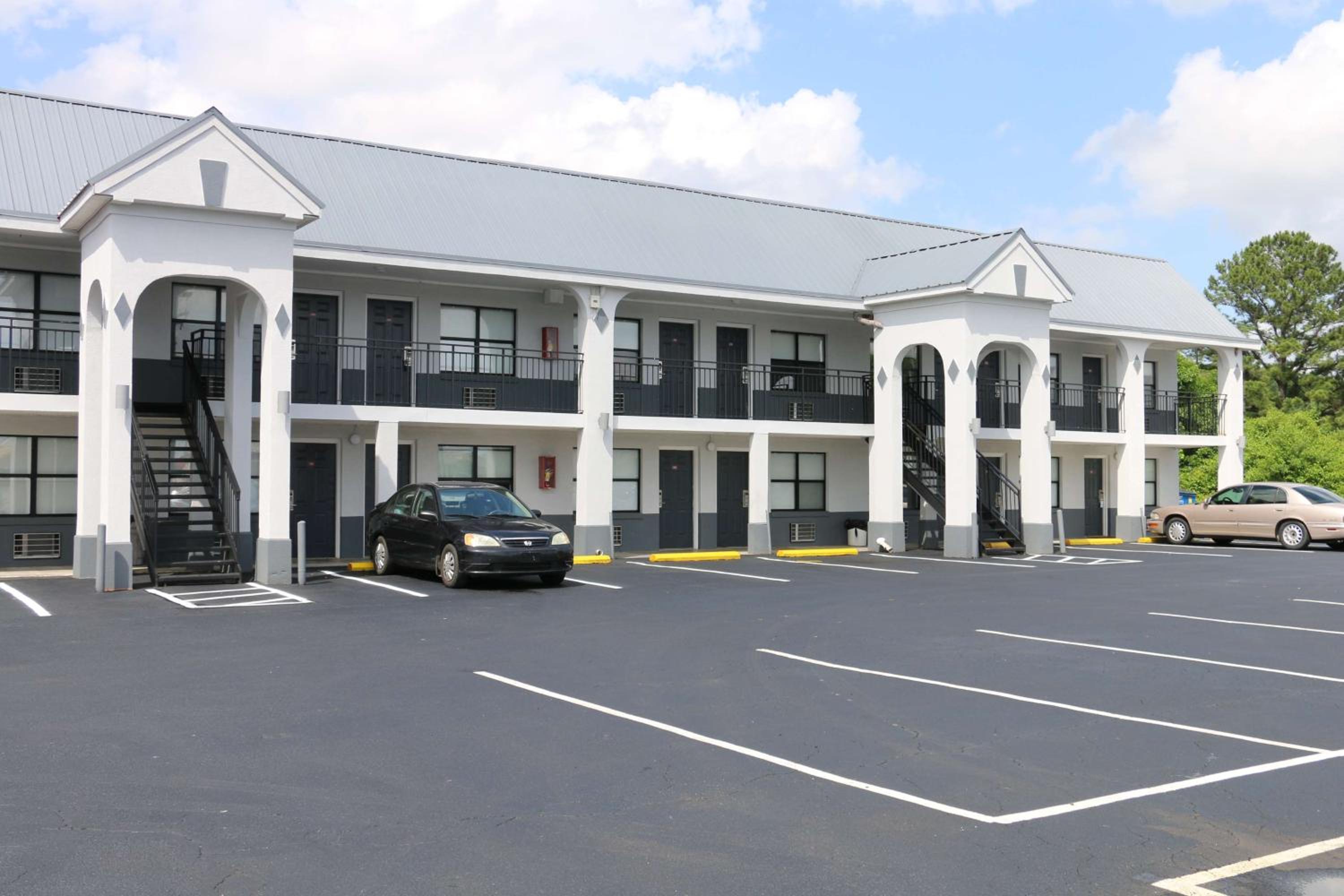 Travelodge by Wyndham Calhoun South I-75