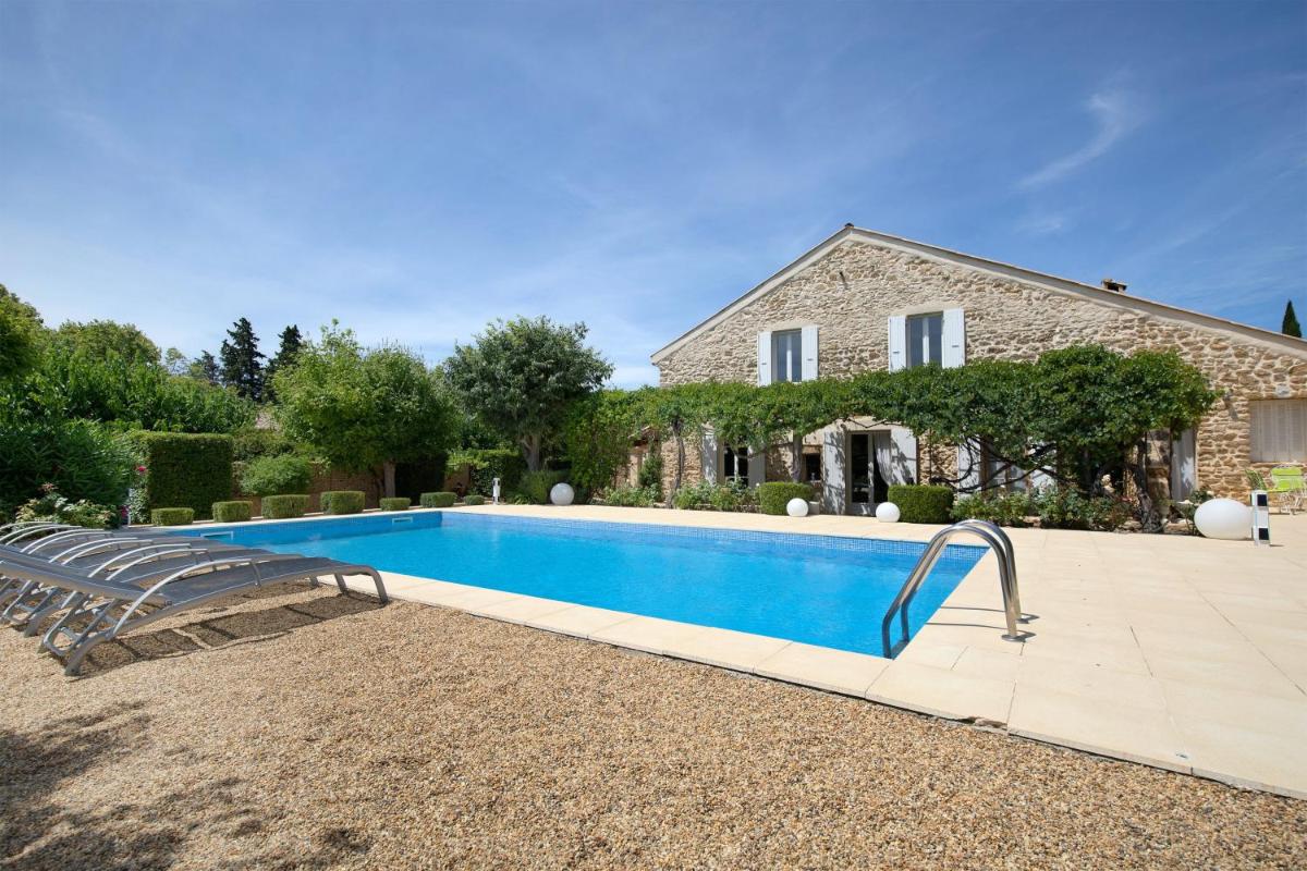 Villa de 5 chambres avec piscine privee jardin clos et wifi a Uchaux view 2