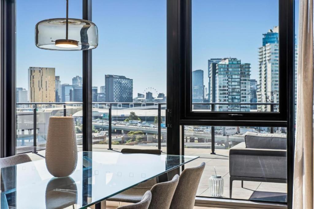 Luxury Penthouse with Astonishing Bay and City Views - Image 1