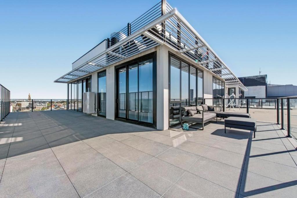 Luxury Penthouse with Astonishing Bay and City Views - Image 2