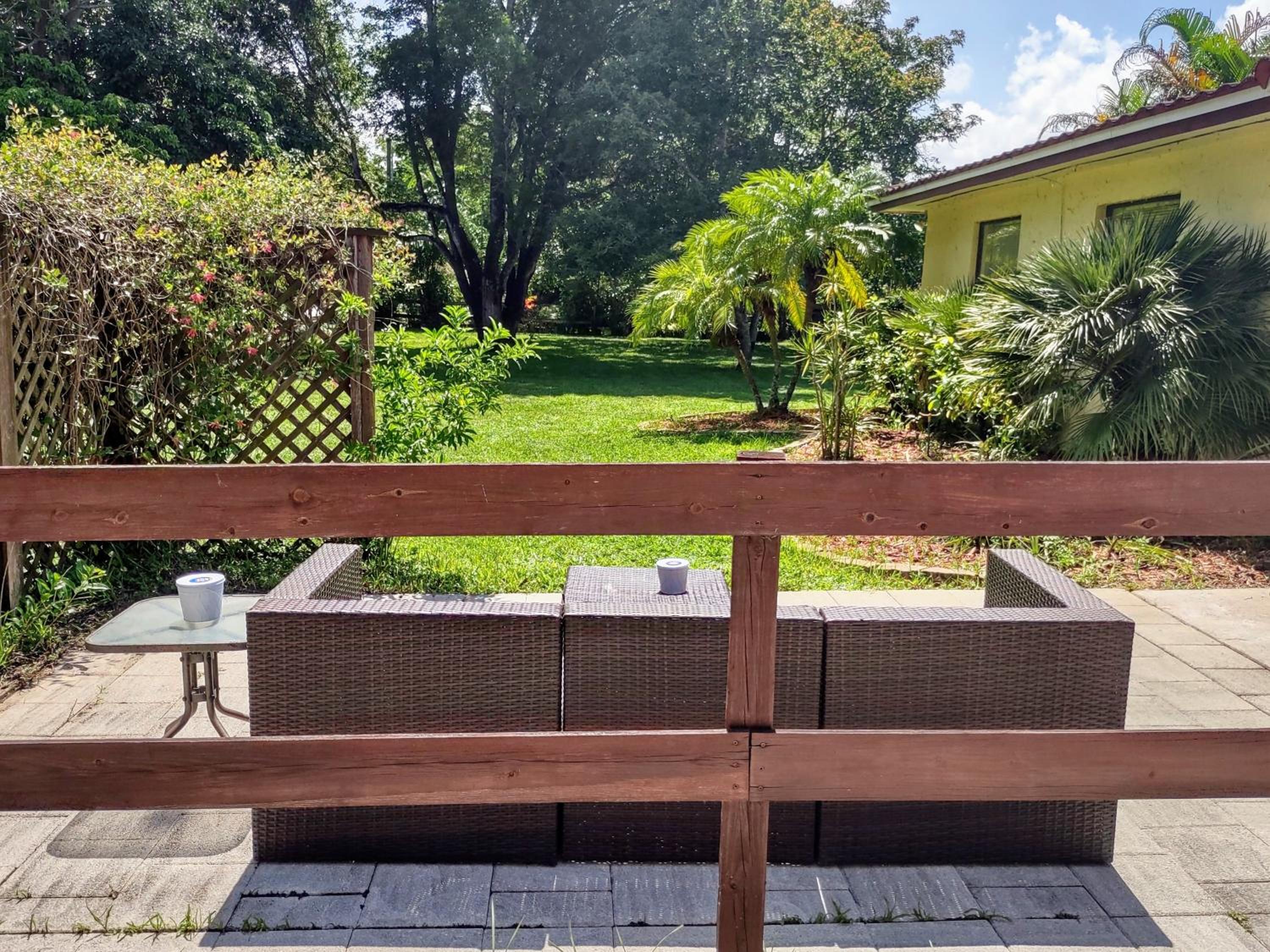 Sunshine Acre 2B 2B King Master Suite, BIG Yard — exterior view, Davie, us