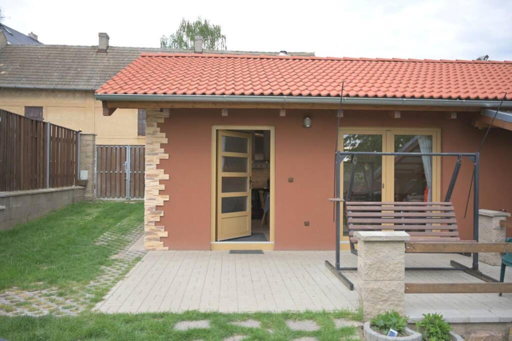 Útulný domek v zahradě v Unhošti nedaleko letiště