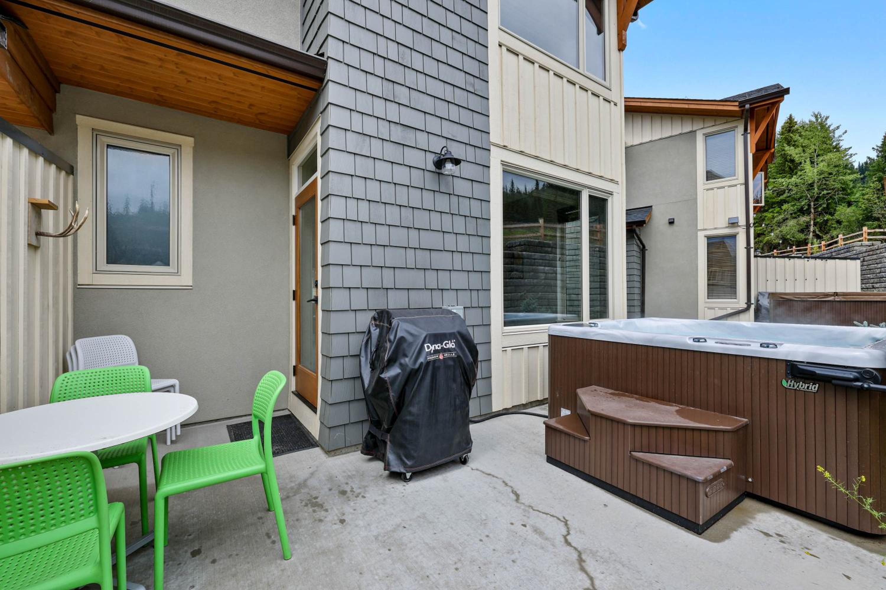 Spacious Modern Ski-in Ski-out with Hot Tub Townhouse