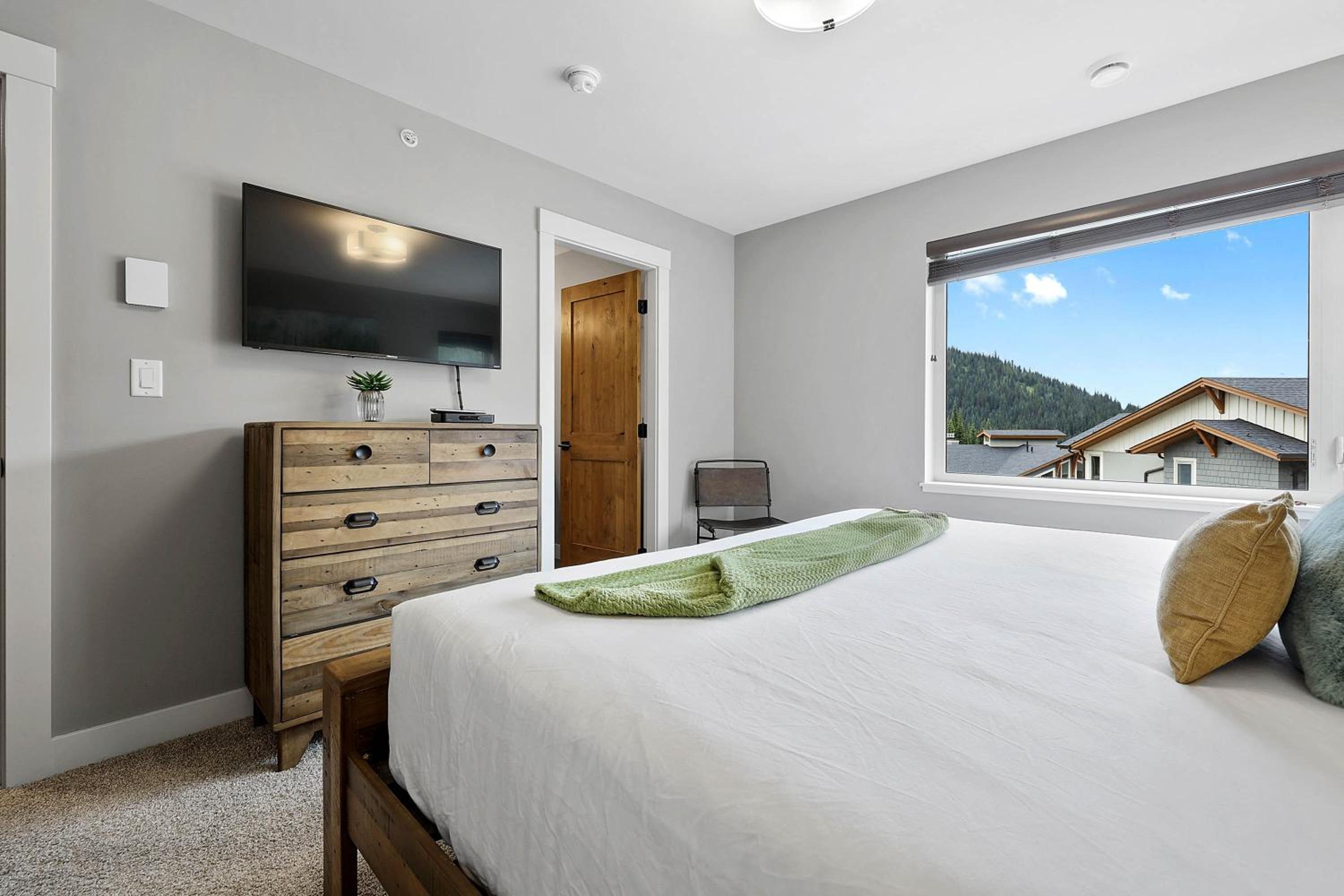 Spacious Modern Ski-in Ski-out with Hot Tub Townhouse