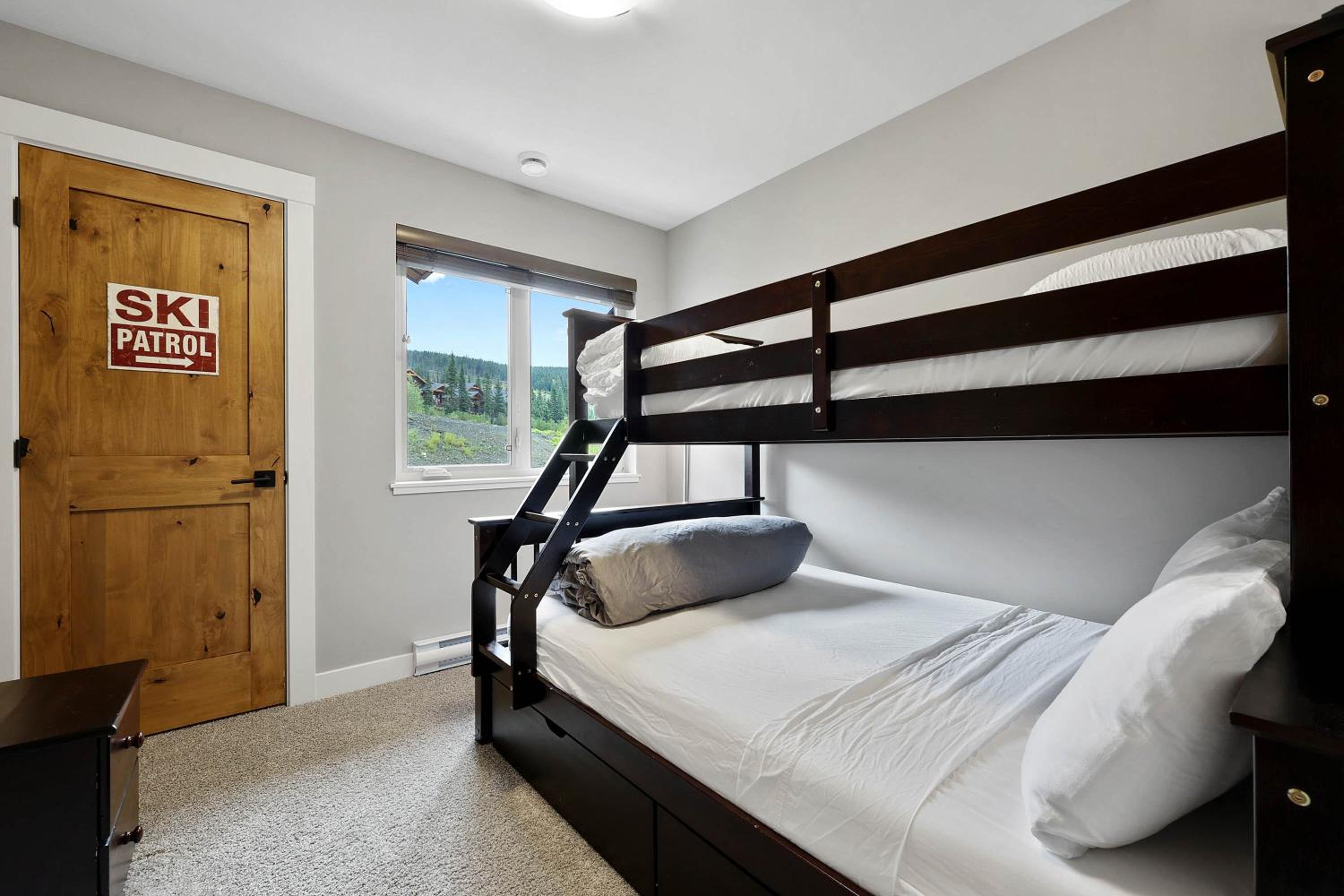 Sun Peaks Vacations - Spacious Modern Ski-in Ski-out with Hot Tub Townhouse - Property Image 12