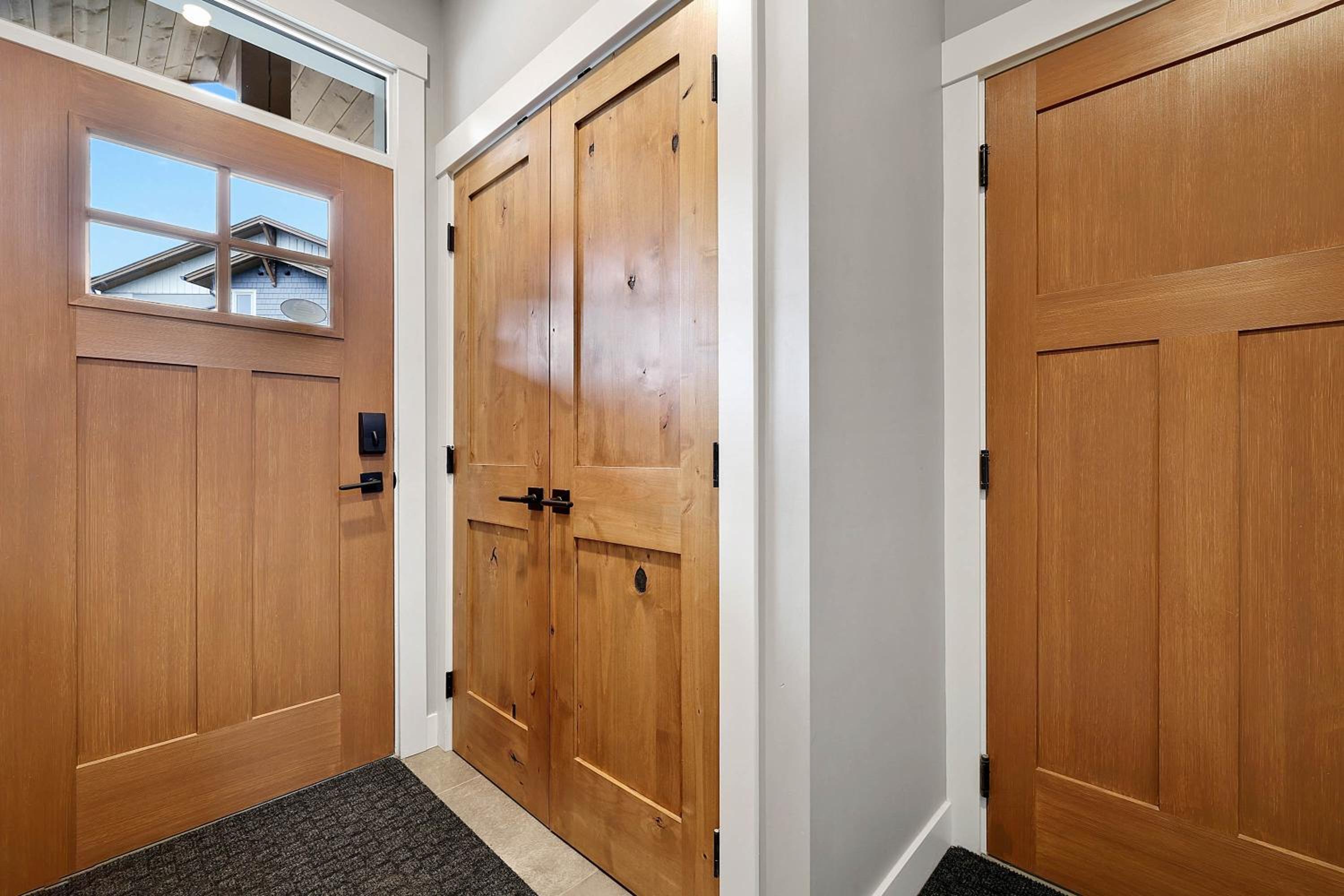 Sun Peaks Vacations - Spacious Modern Ski-in Ski-out with Hot Tub Townhouse - Property Image 9