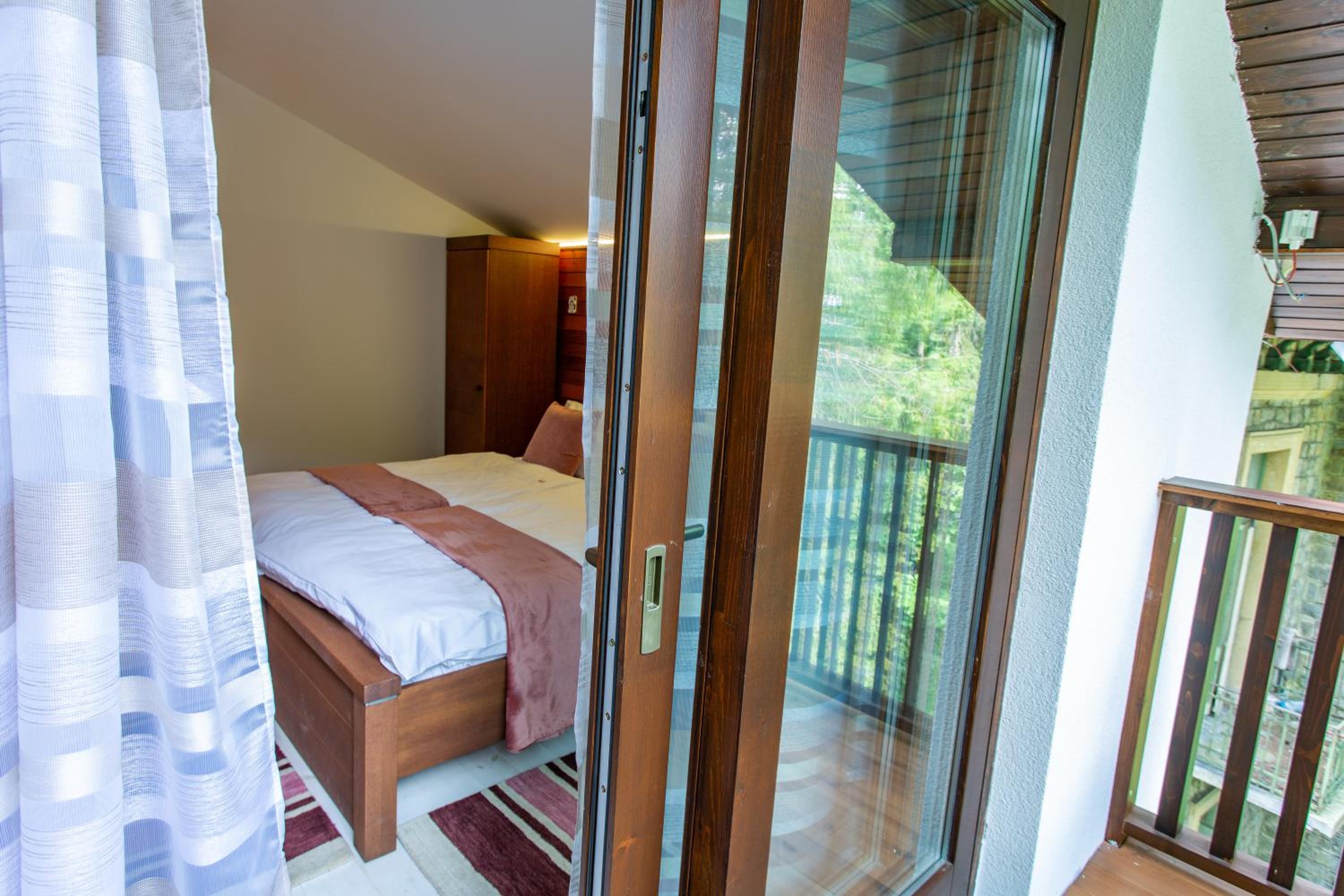 CasaDrago Sinaia , sauna si ciubar cu apa sarata view 2