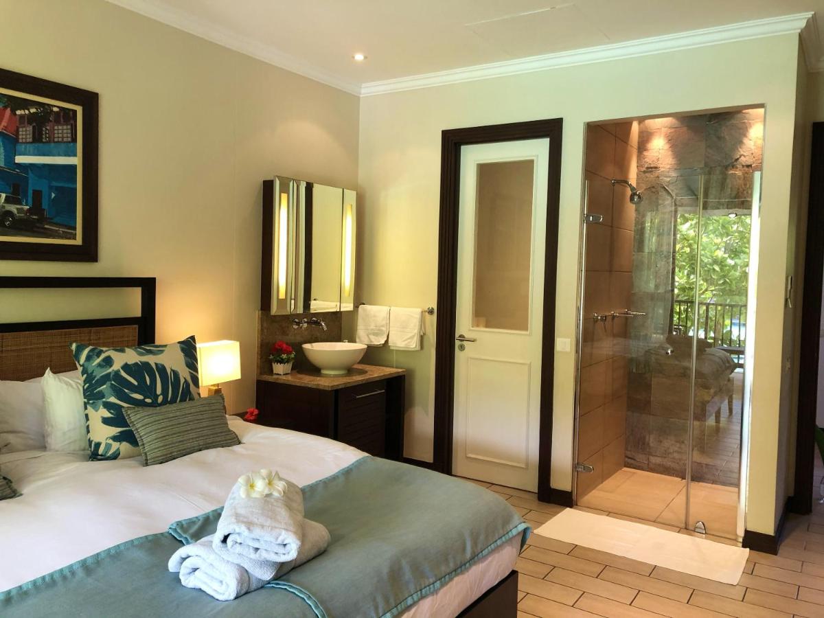 3 bedrooms house at Mahe 100 m away from the beach with sea view private pool and enclosed garden
