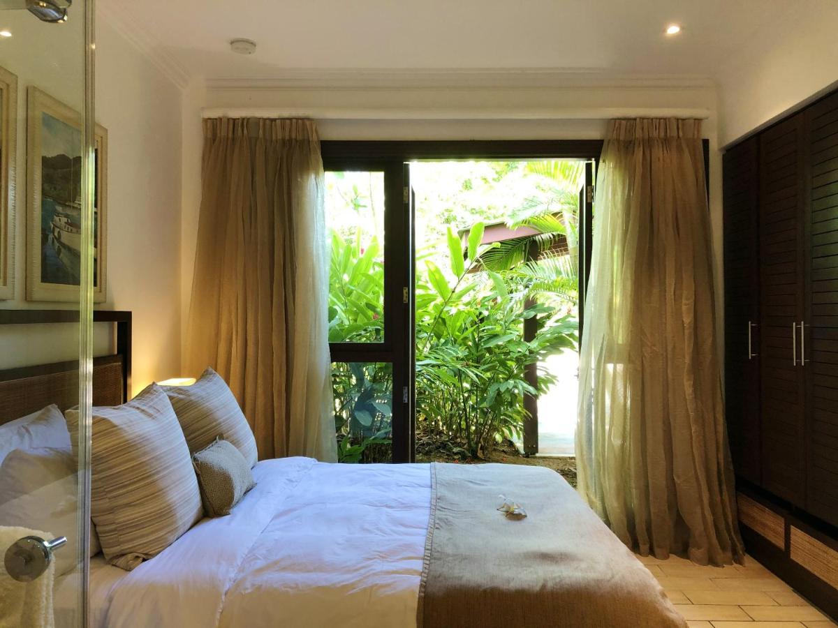 3 bedrooms house at Mahe 100 m away from the beach with sea view private pool and enclosed garden