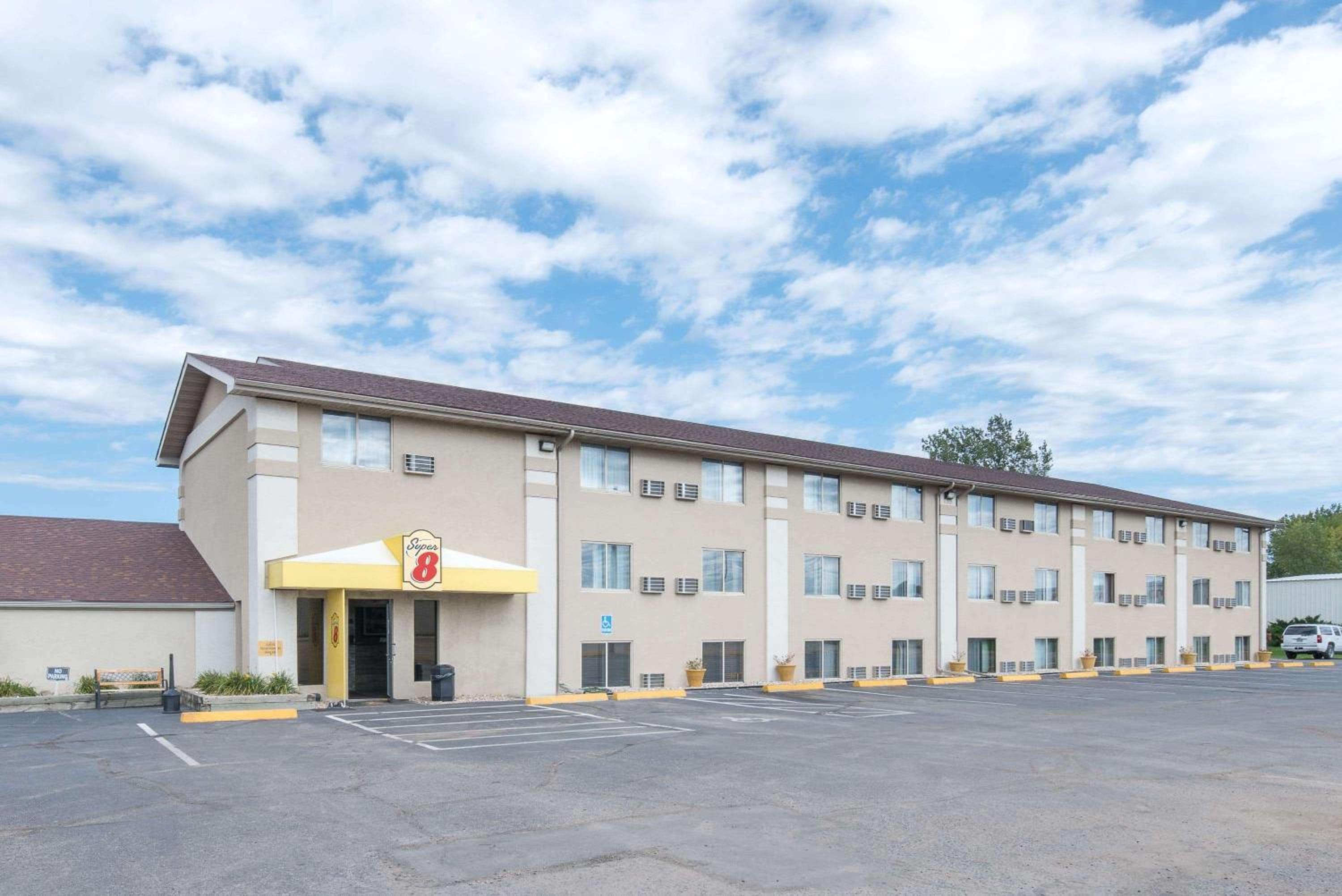 Hotel Super 8 by Wyndham Watertown - Image 1
