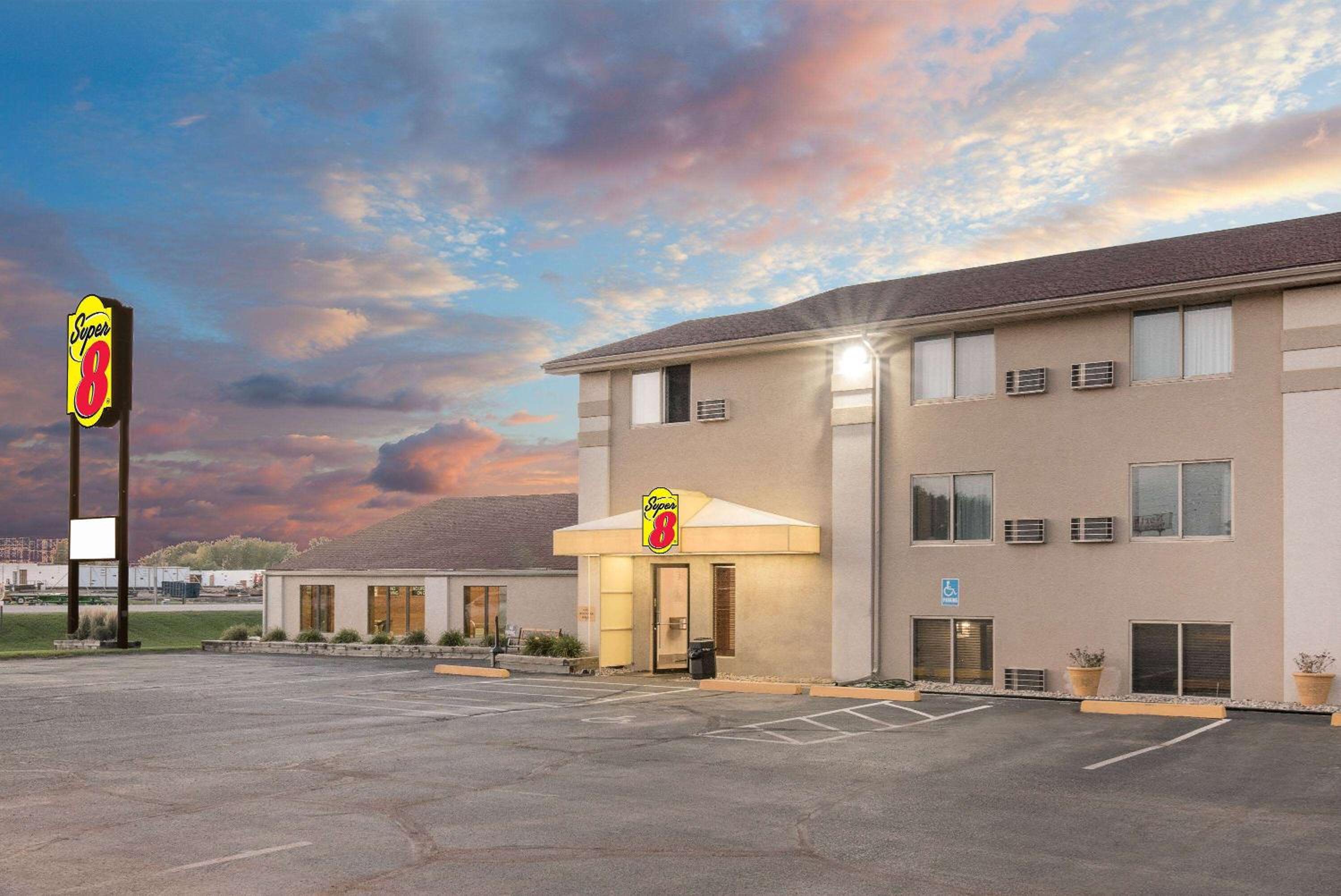 Super 8 by Wyndham Watertown view 2