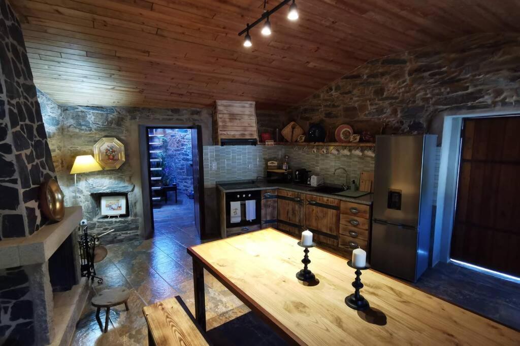 Casa do Linho 400 year old country cottage view 5