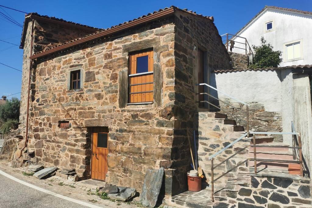 Casa do Linho 400 year old country cottage view 2