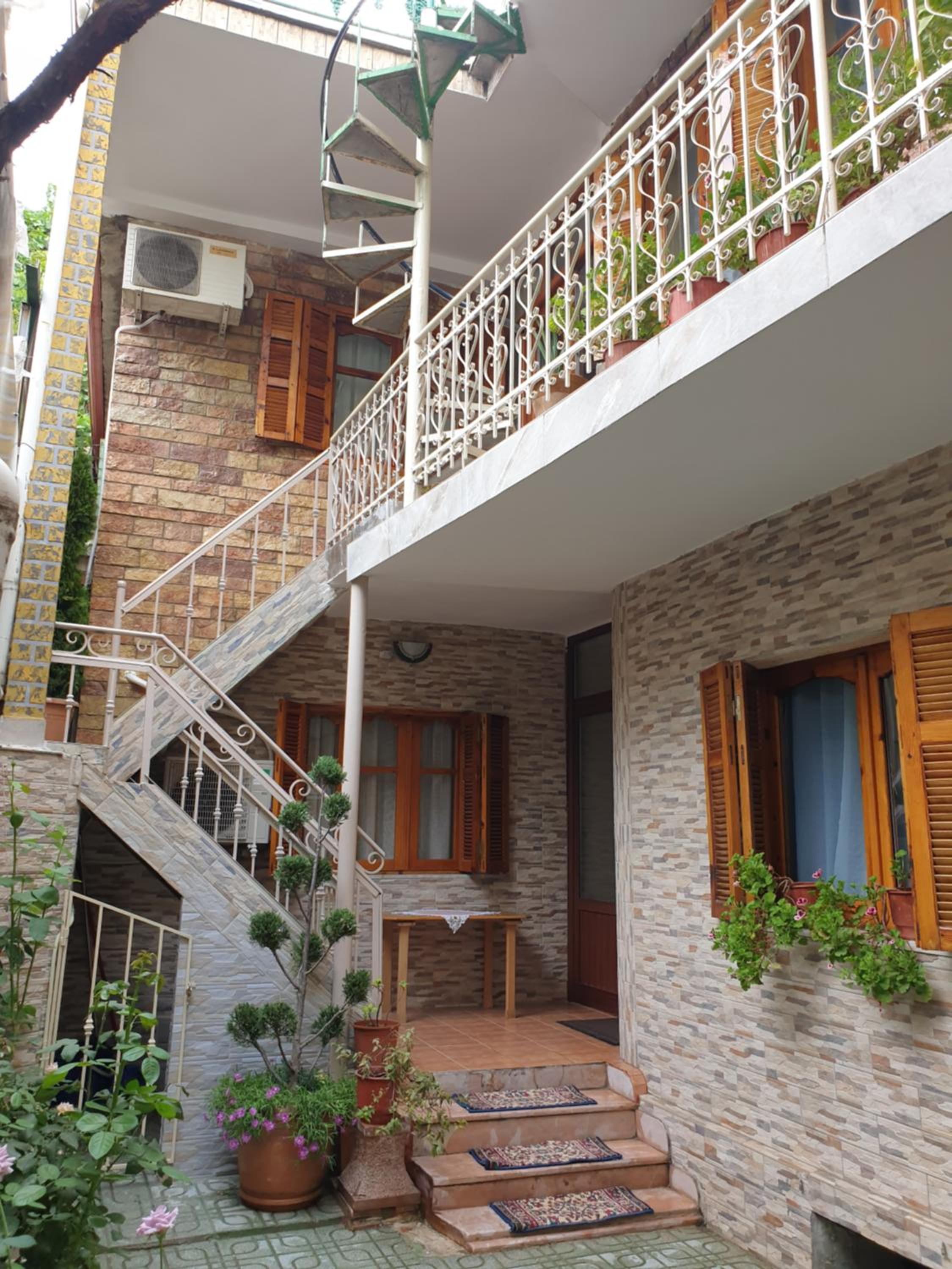 Jordhani's House