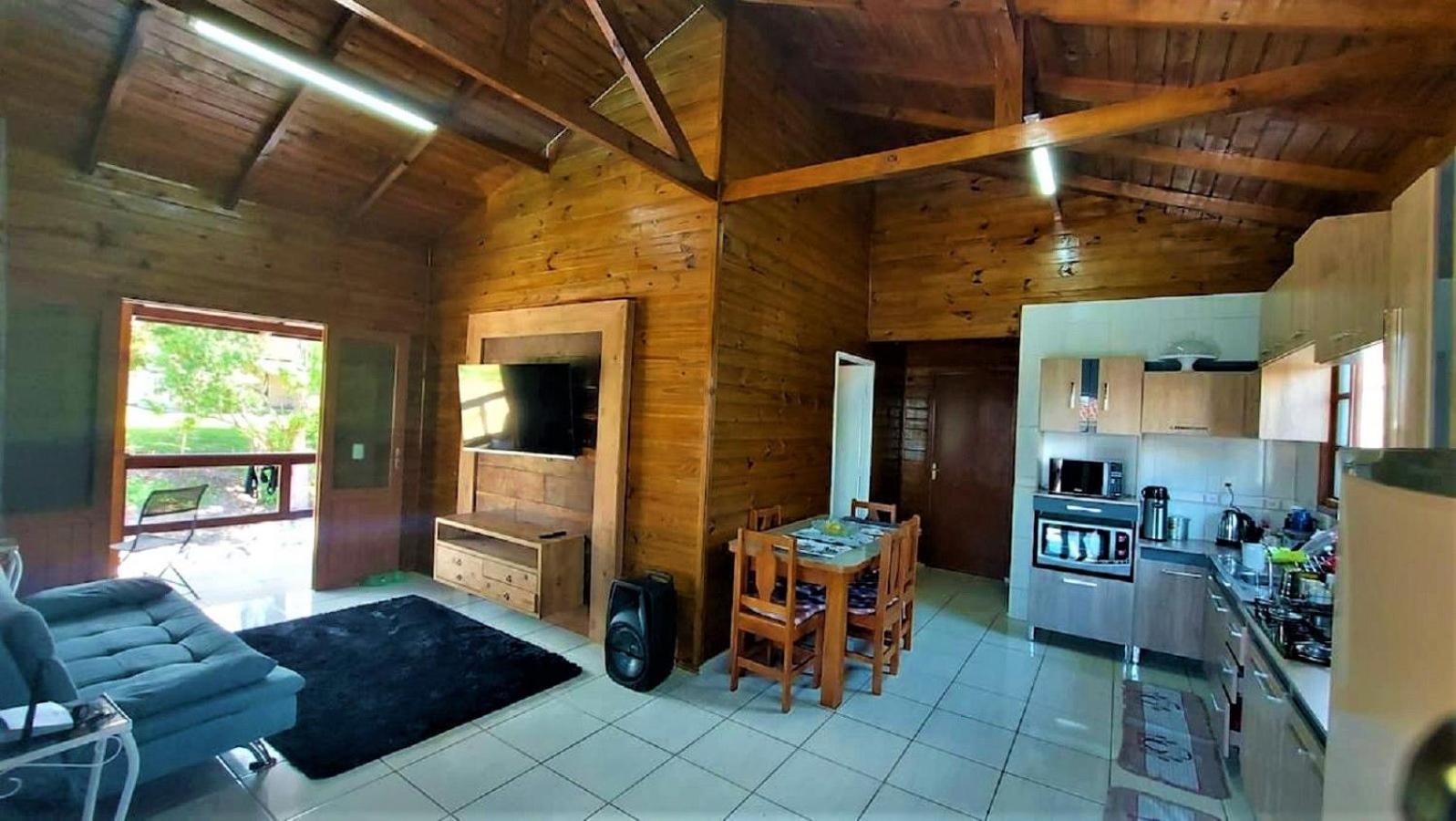 Casa com Piscina em Governador Celso Ramos/SC
