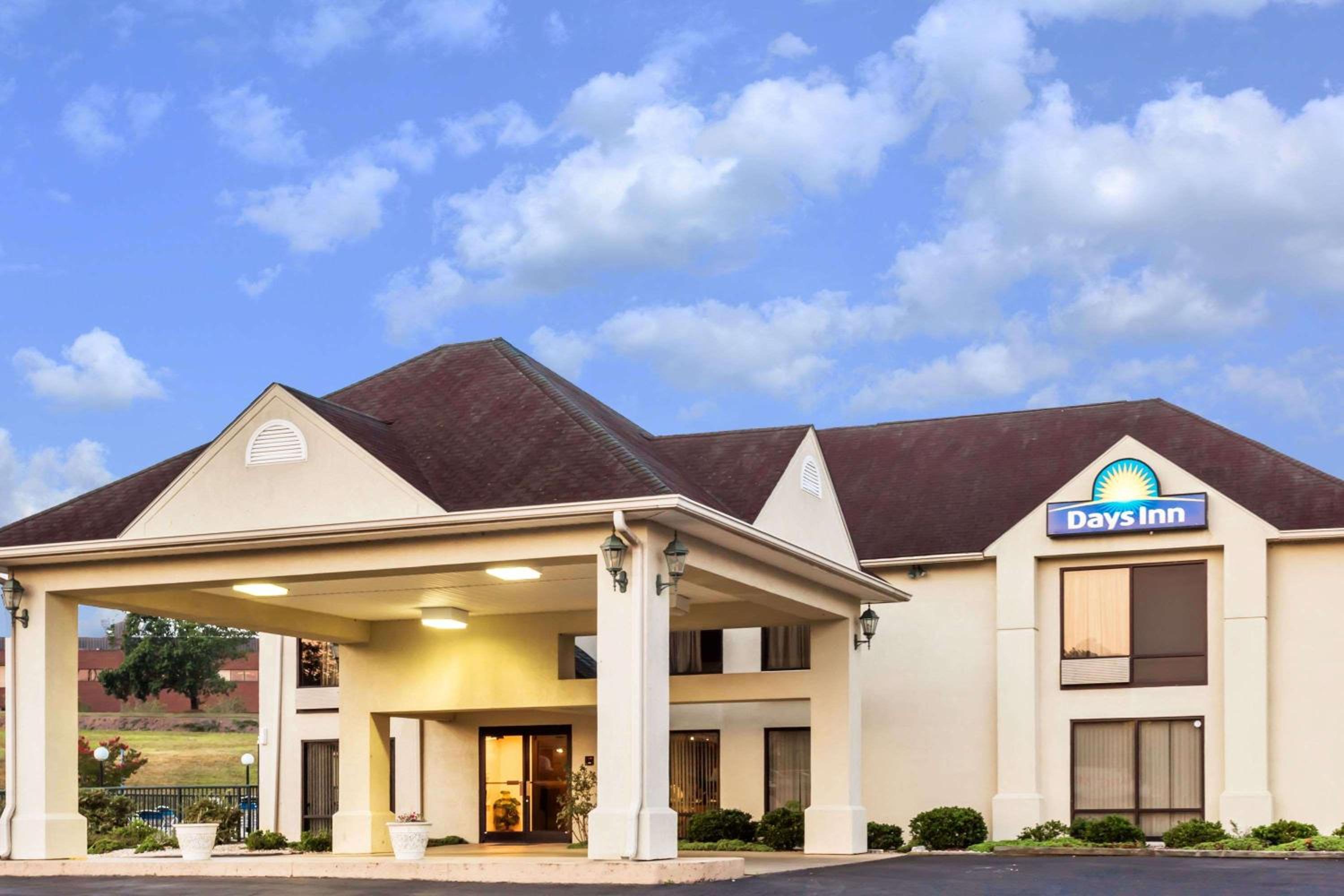 Days Inn by Wyndham Sanford view 2