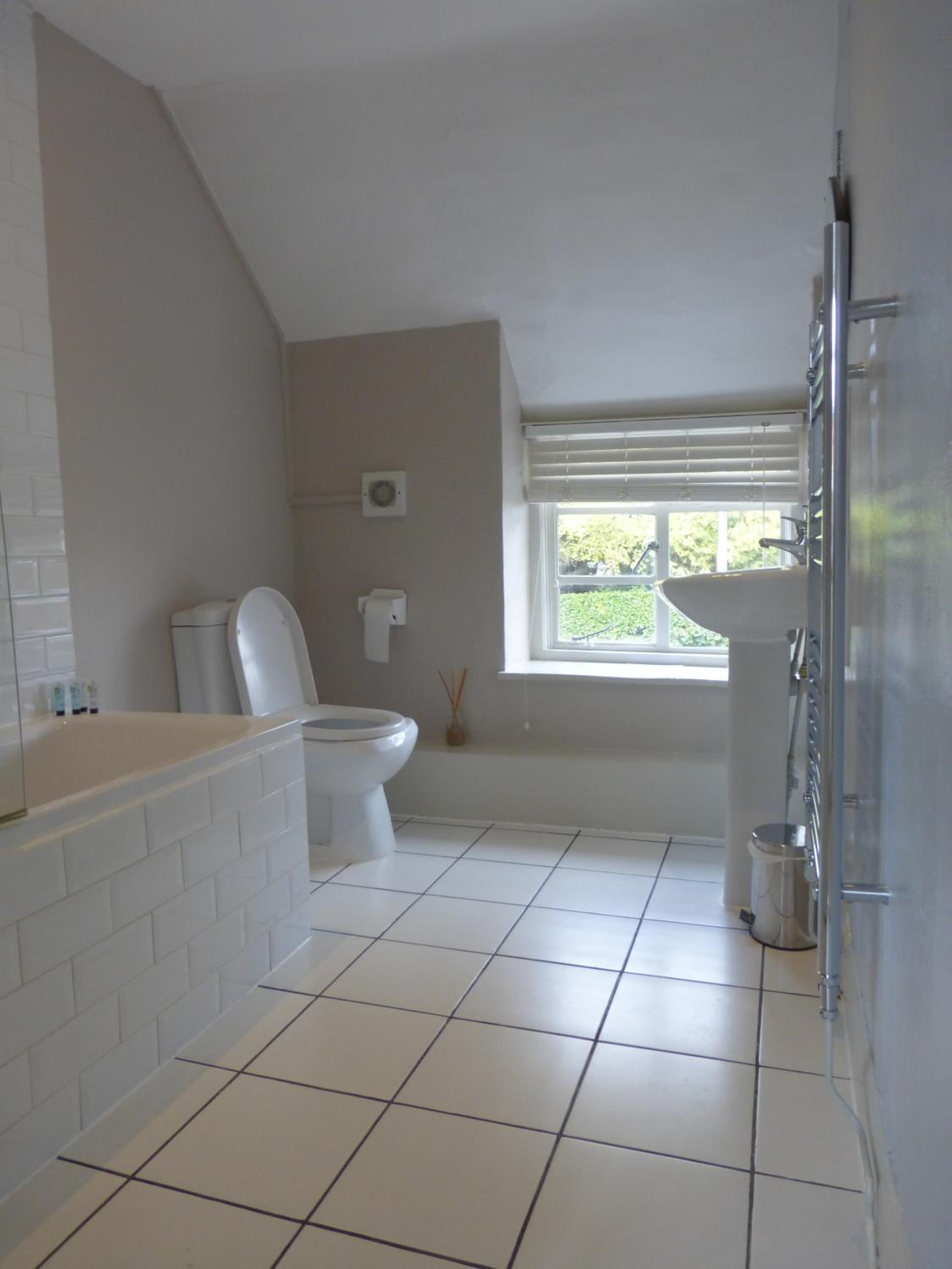 The Crown Inn, Kemerton view 4