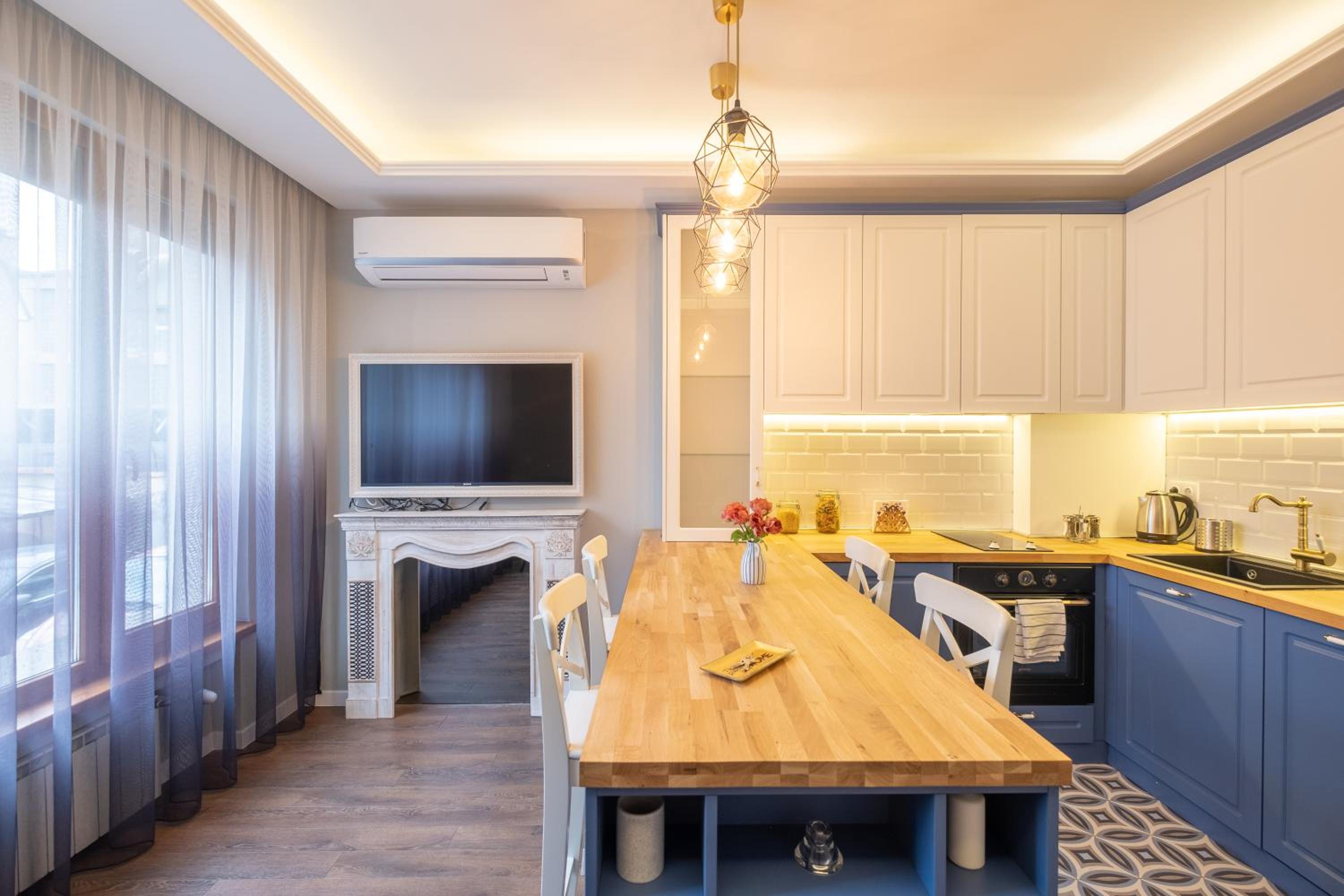 Designer & Cozy 2BD Flat with a parking in the city center by Flat Mаnager view 3