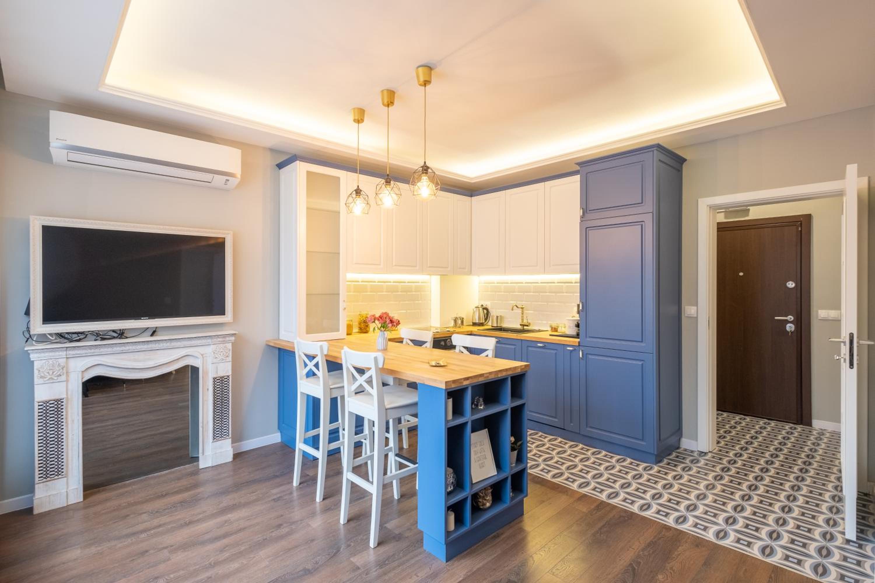 Designer & Cozy 2BD Flat with a parking in the city center by Flat Mаnager view 2