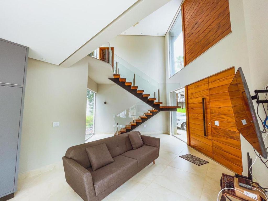 Casa Escarpas do Lago, 4 suítes e ar-condicionado