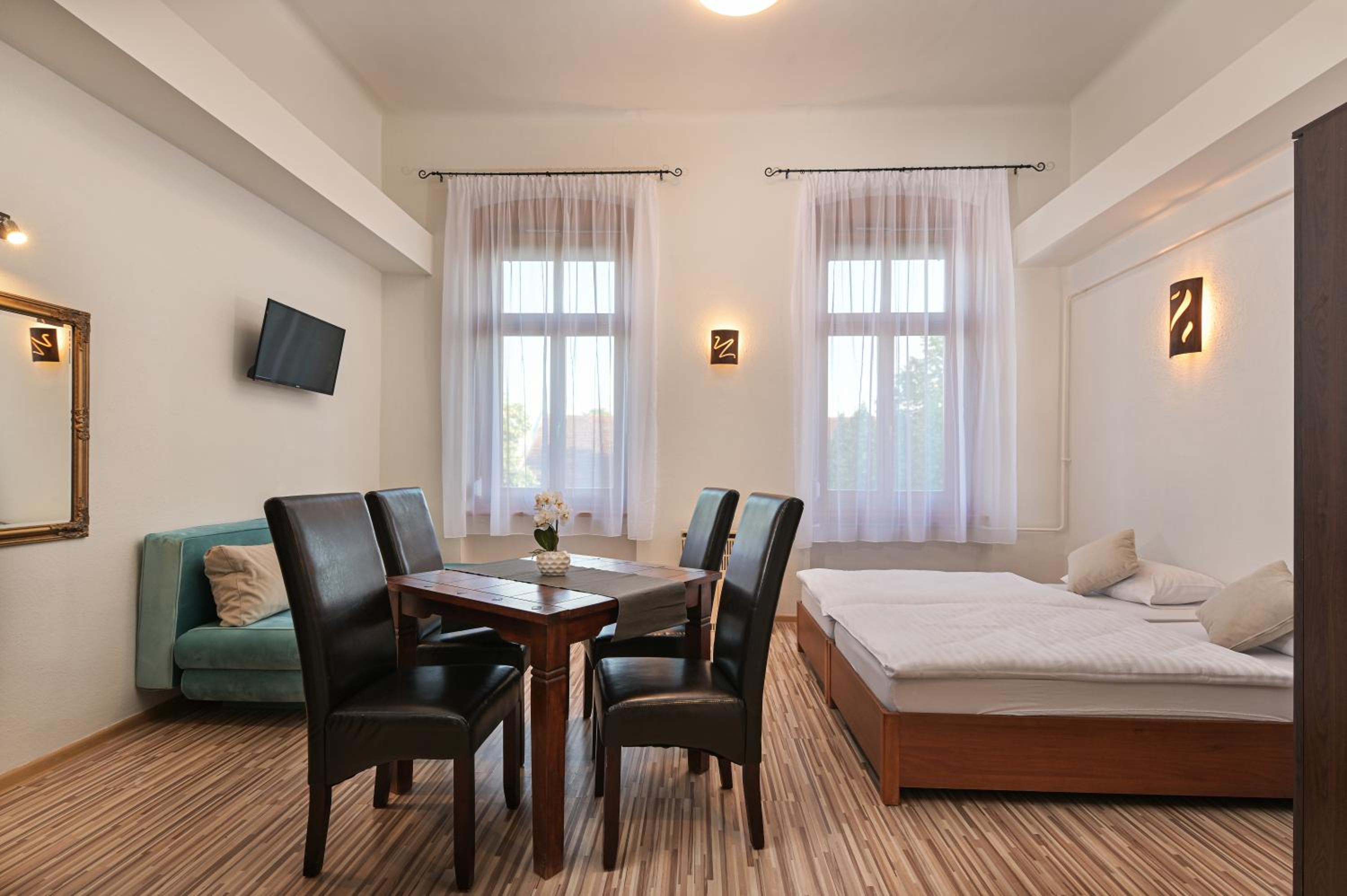 Világóra Apartman